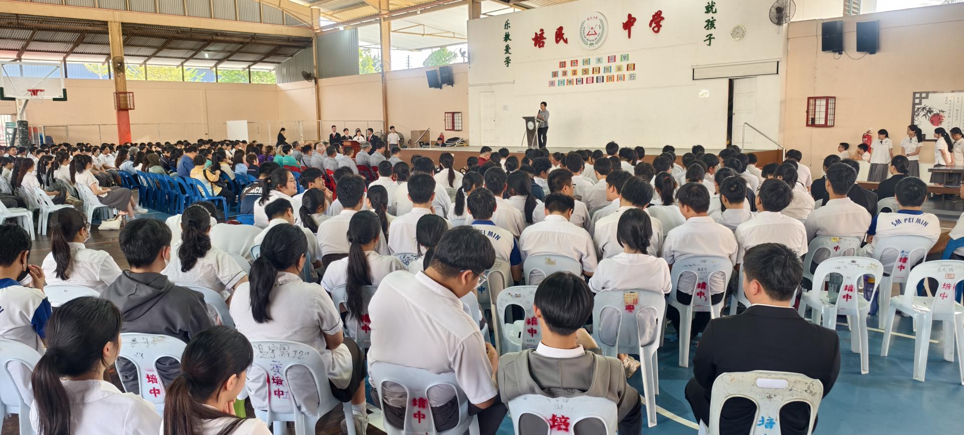 美里培民中学董事监学林筱娃在2025年结业礼上致词时逐一解读“勤、睦、忠、毅”的内涵。