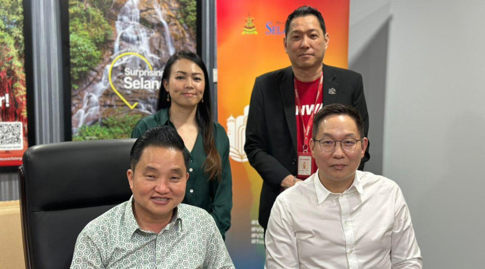 黄瑞林（前左）周四邀请了购物广场业者会面交流，化解错误诠释所引起的误会。