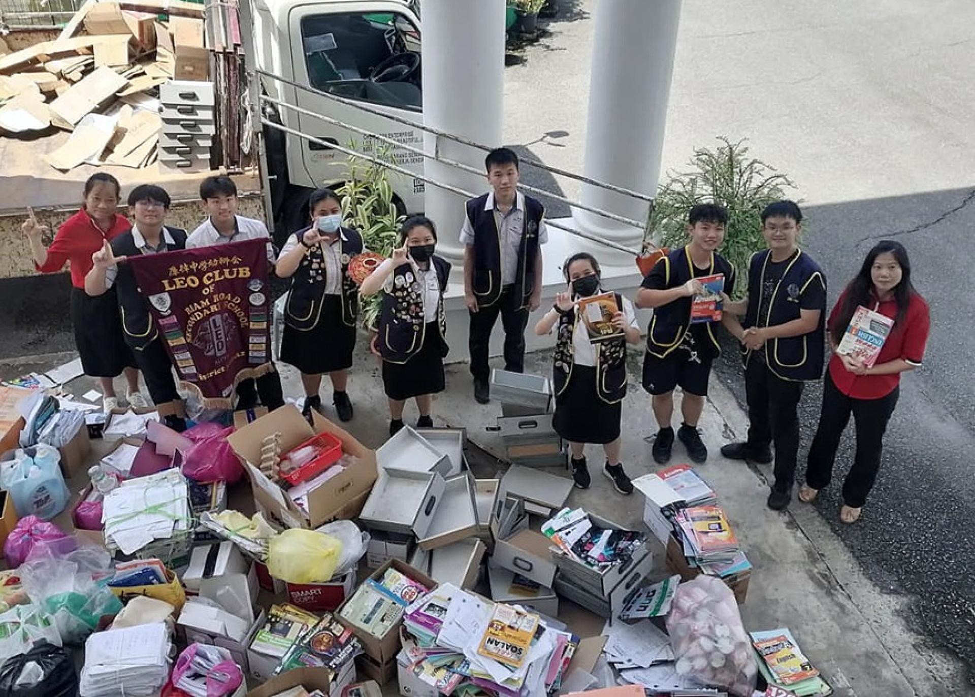 廉中幼獅會負責老師黃莉荔（右1）與林巧隆師（左1）率領學生們與收集到的物品合攝。