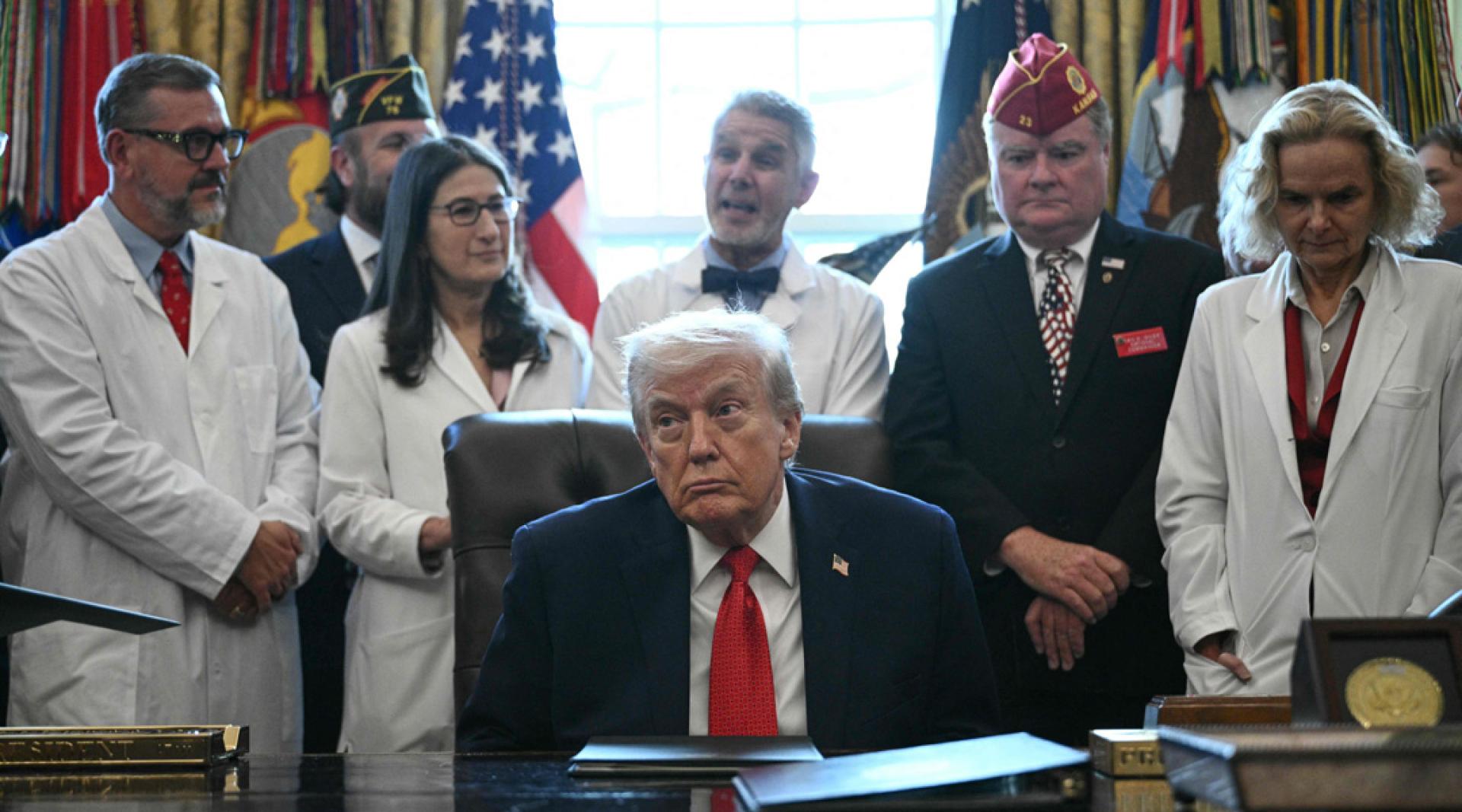 特朗普在白宫椭圆办公室签署行政令。