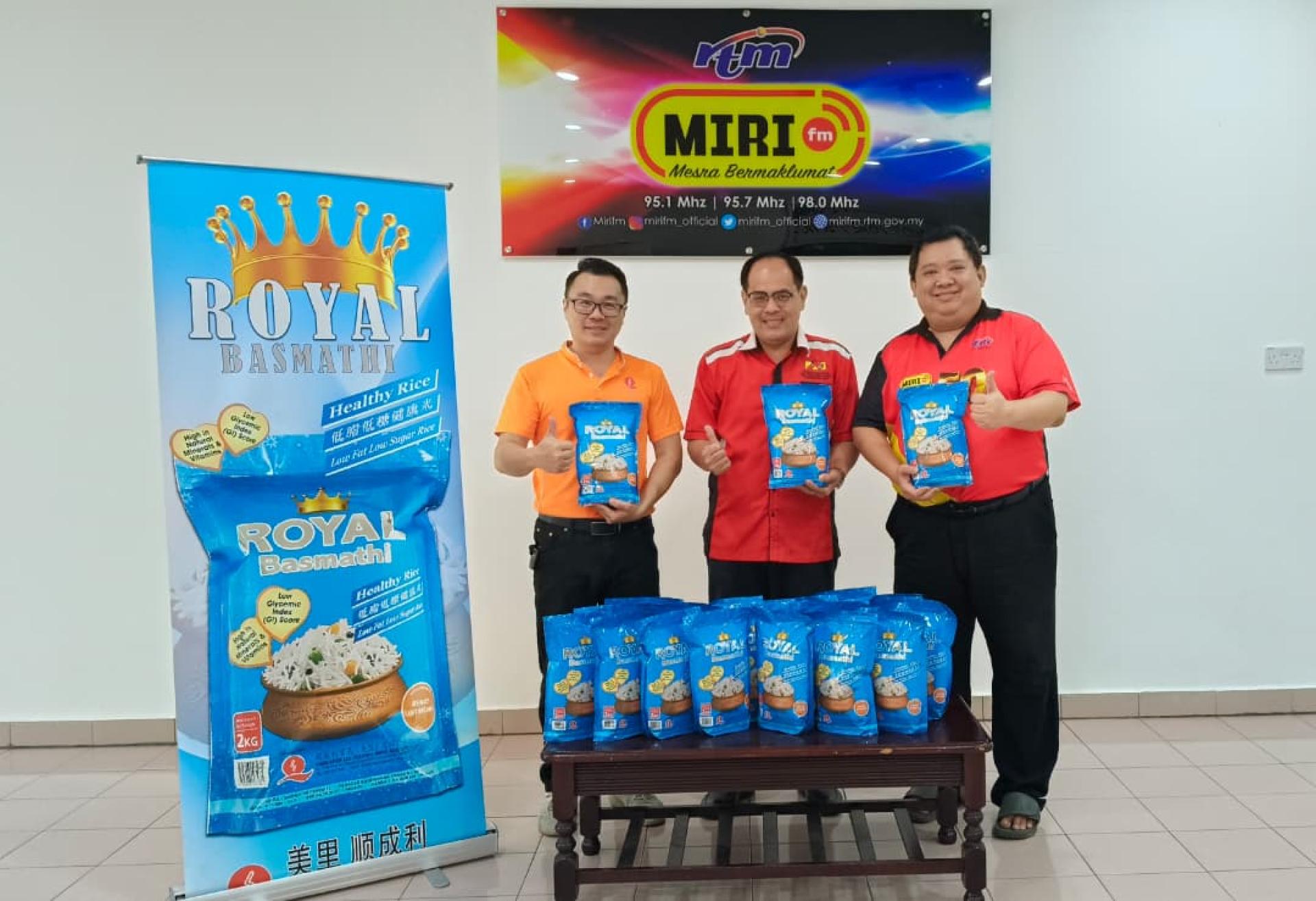 右起为美里广播电台社区俱乐部主席张旗何、北砂新闻从业员协会财政兼联合筹备会主席杨万勇及顺成利贸易（美里）有限公司经理余俊贤合影。