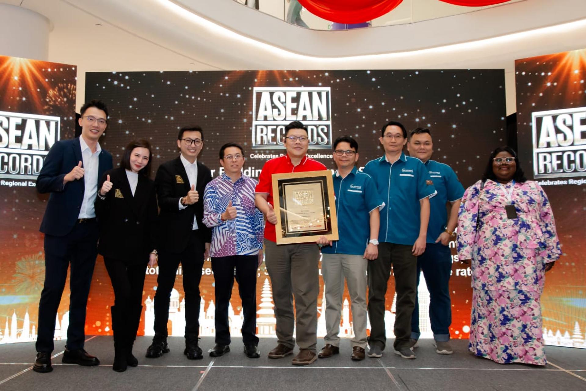 张惟越（中）领导其公司团队领取“东盟纪录（ASEAN Records）后合影。