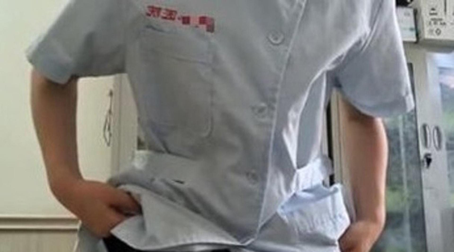 在画面中，女性首先脱下便服，再换上护士制服。