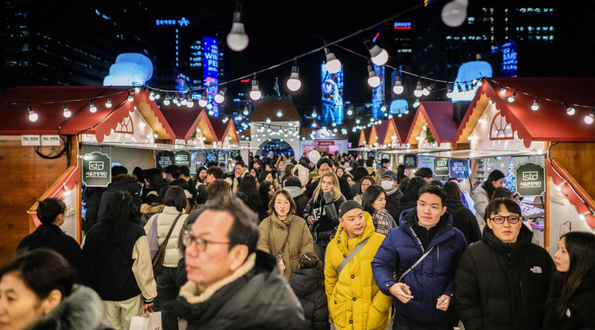 调查重点聚焦于“外出活动的花费”，而非房屋租金或日常杂支等基本的生活开销。图为首尔。
