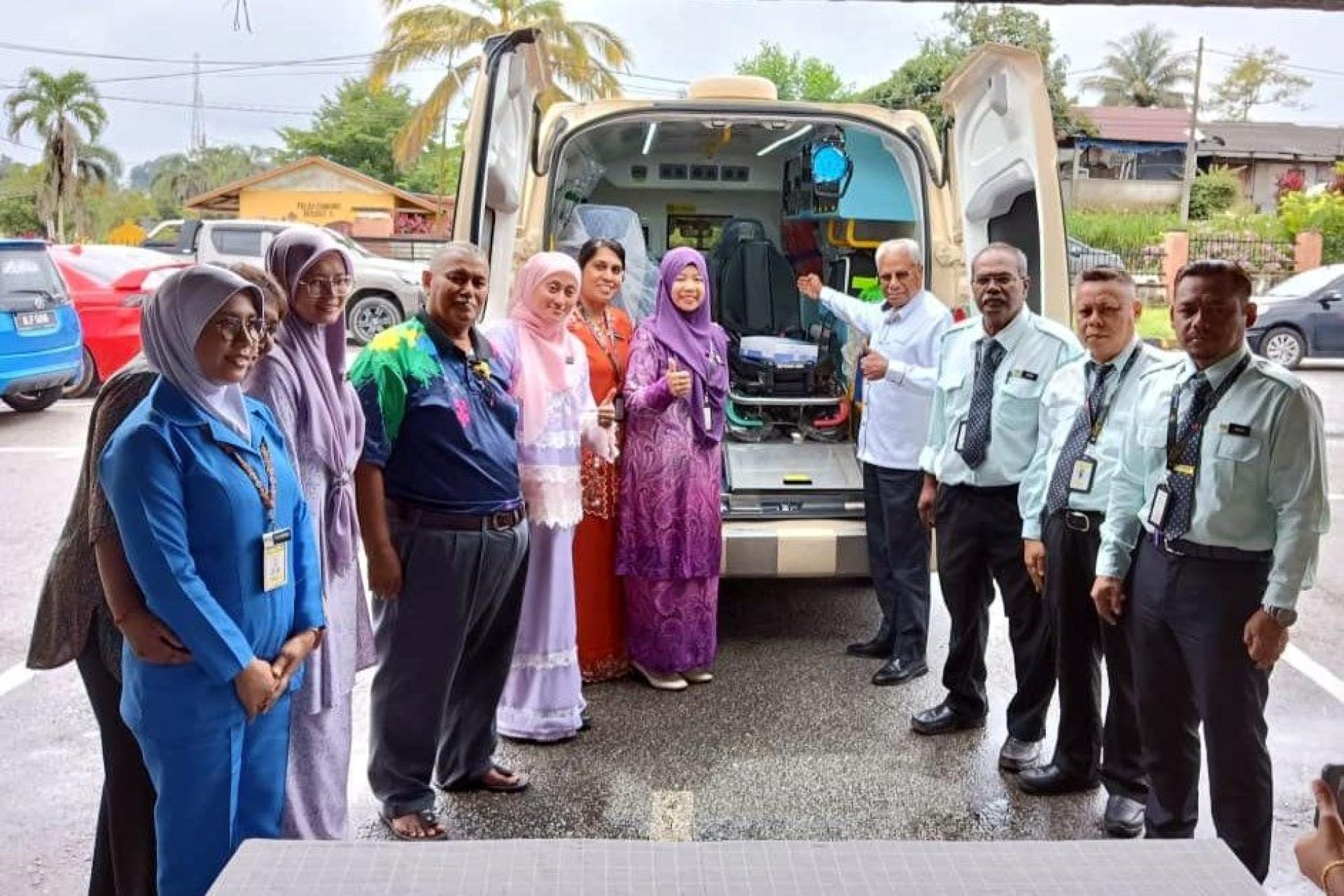 西华尼申（右4）出席昆仑比索诊所新救护车移交仪式。