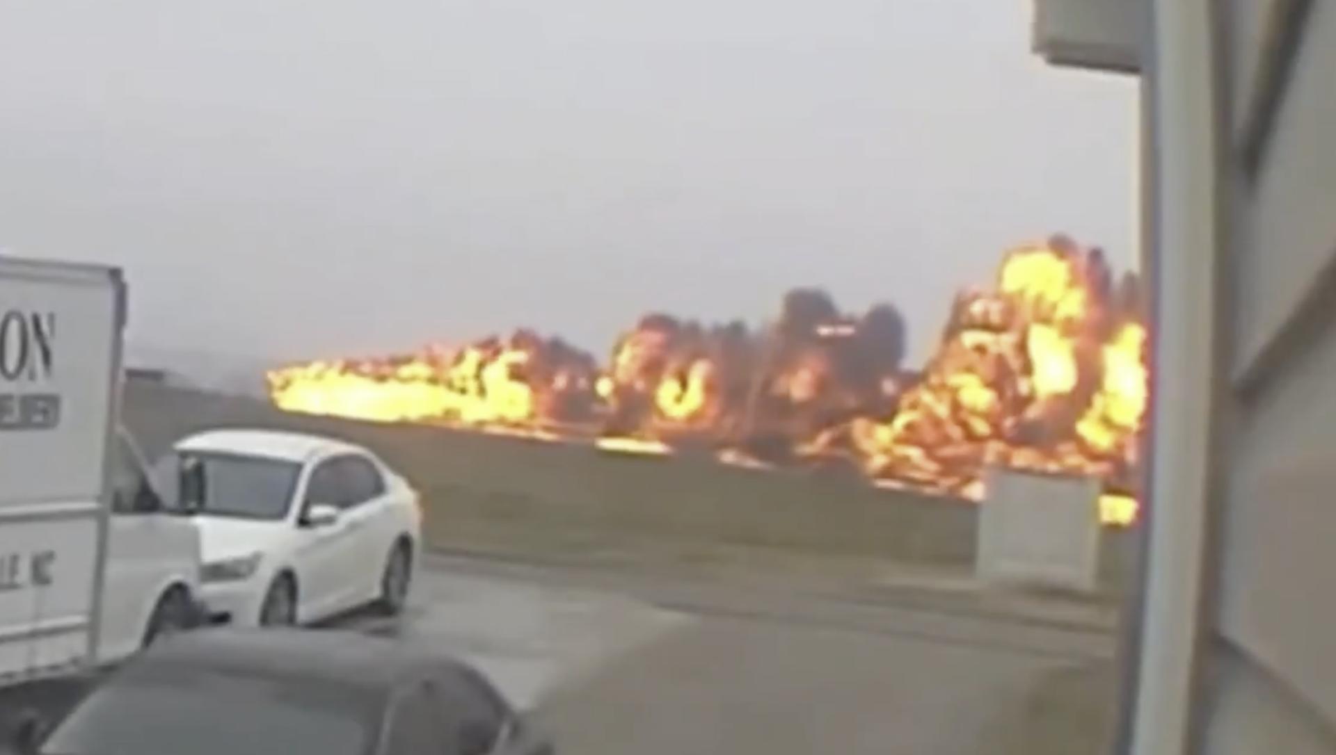 飞机坠毁瞬间。（Brevin Renwick 视频截图）