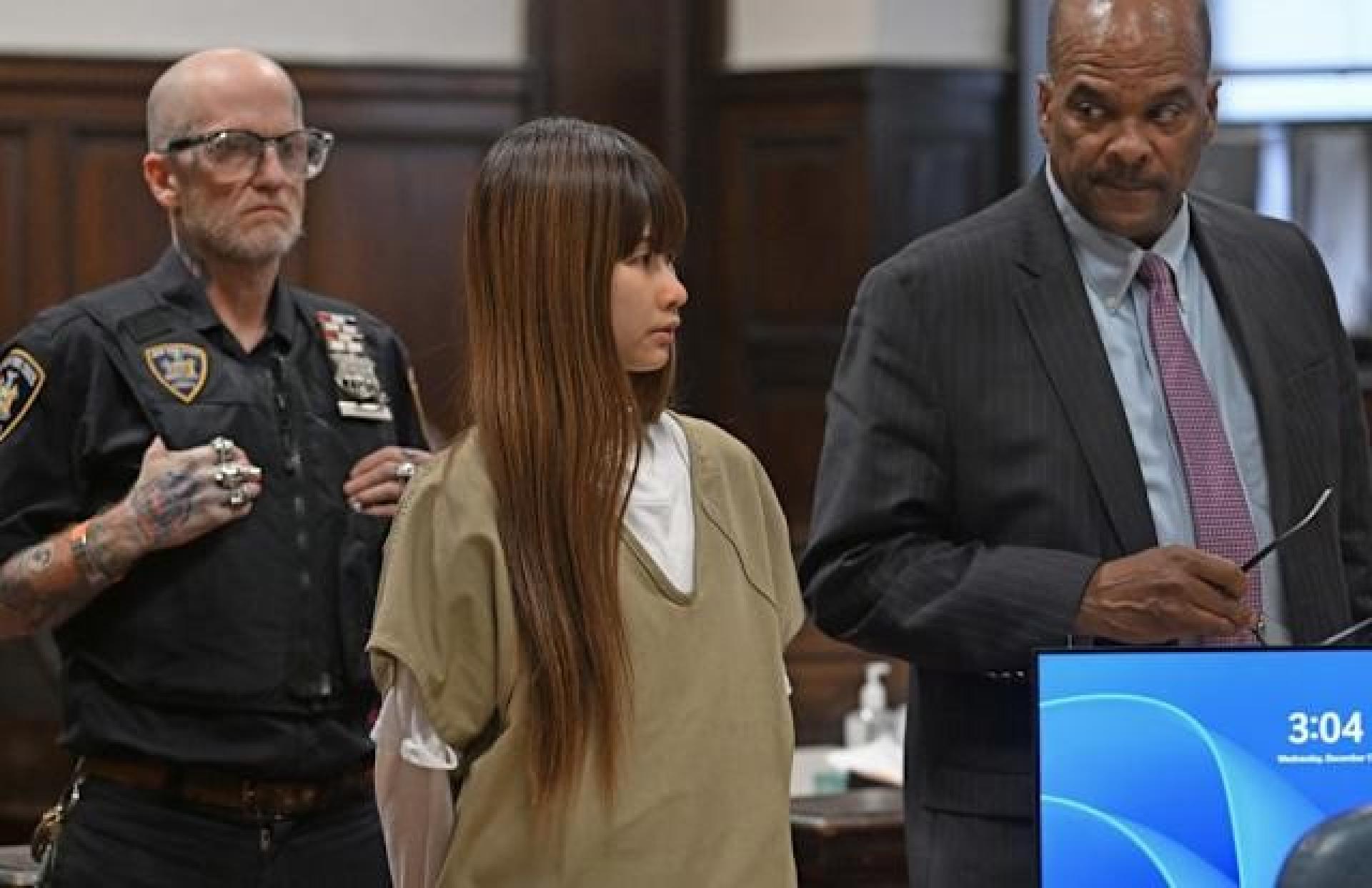 锺佩怡身穿囚服出庭，庭审期间多次打断法官发言，当庭遭严厉斥责，气氛一度紧张。