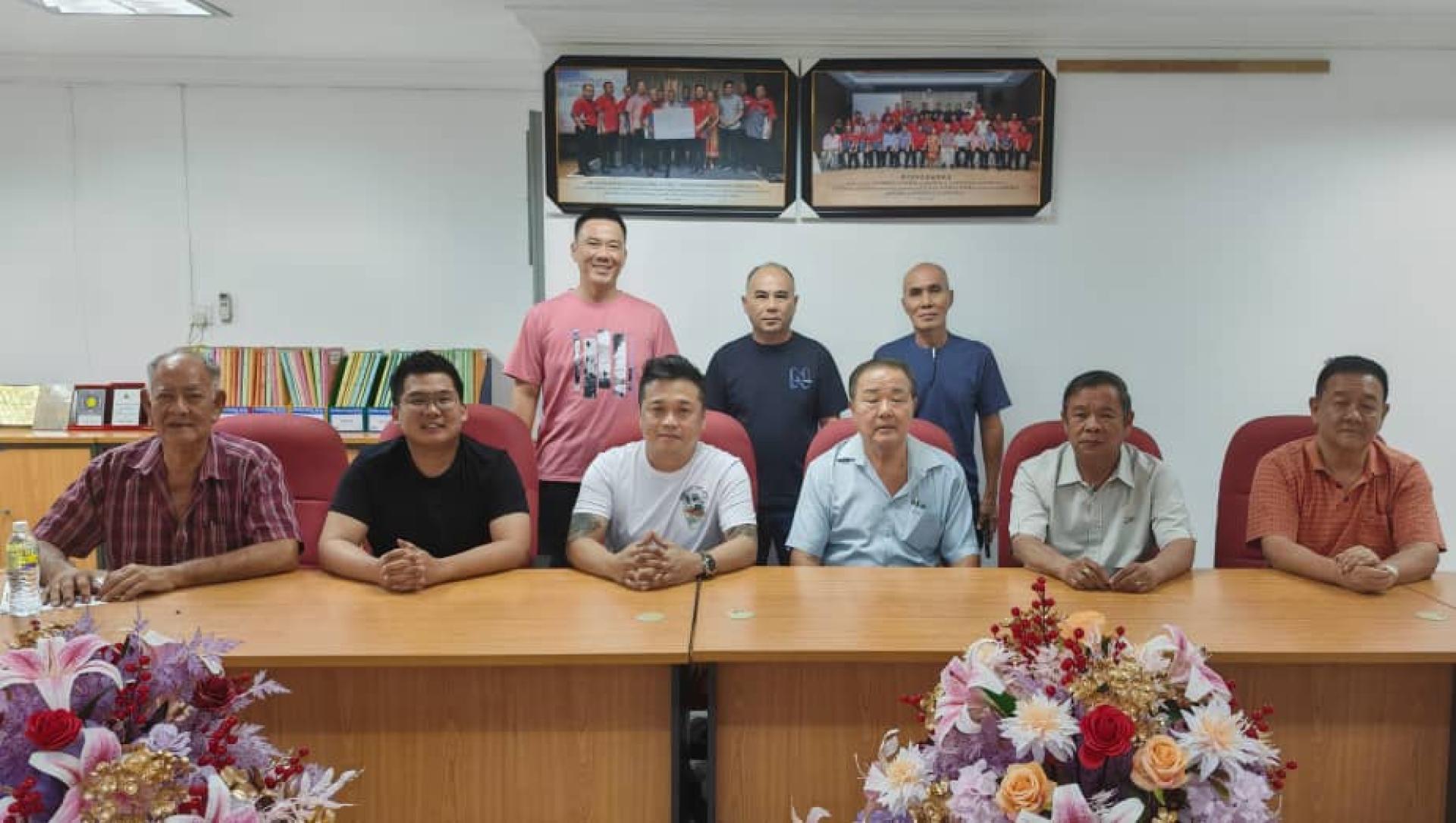 古晋新渔村显圣宫新春文娱晚会筹备委员会。坐左三为筹委会主席林诗庆。