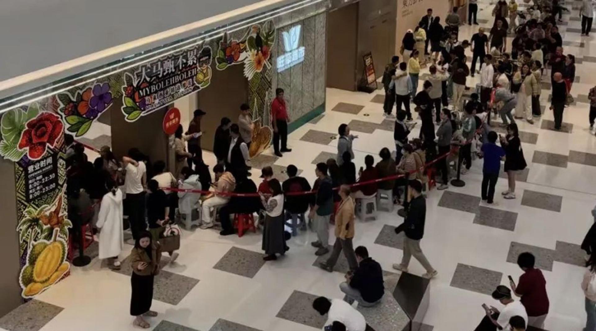 海南封关首日，居民排长队购买首批榴梿。（图：中新网）