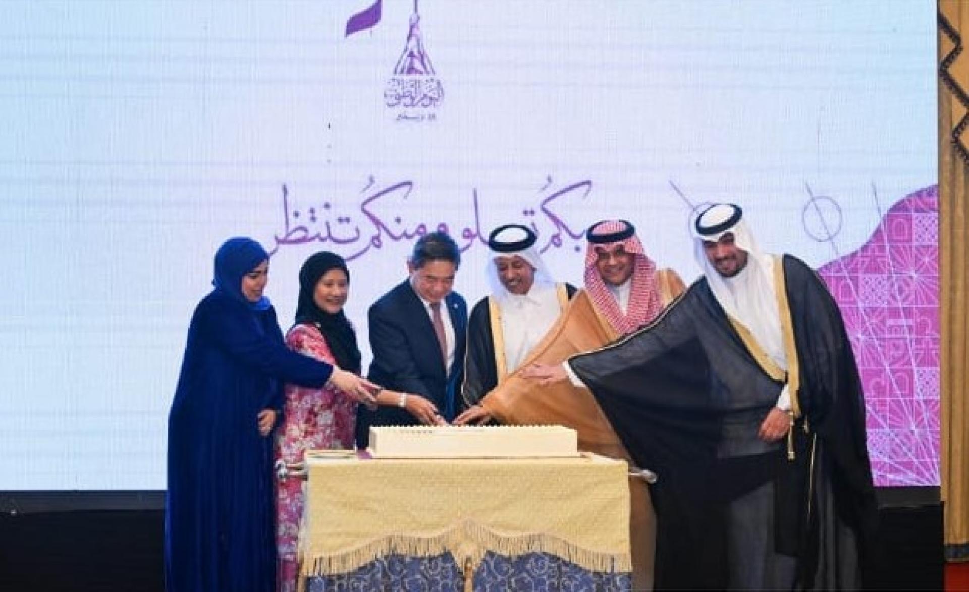 首相署部长兼第二财政和经济部长拿督刘光明伉俪与卡塔尔驻汶莱特命全权大使阿都拉哈马德阿里伉俪共切国庆蛋糕 图