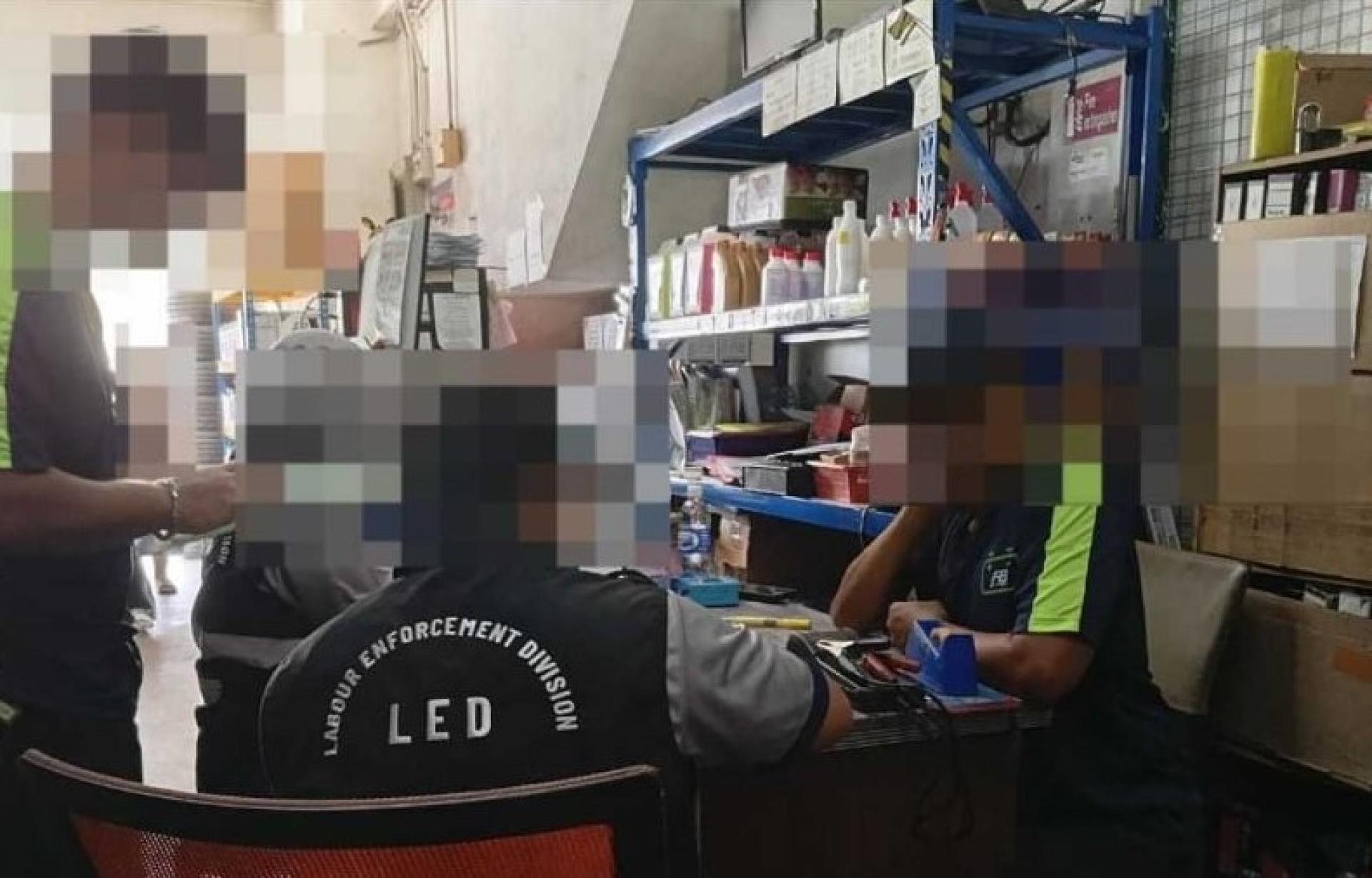 执法人员进行检查