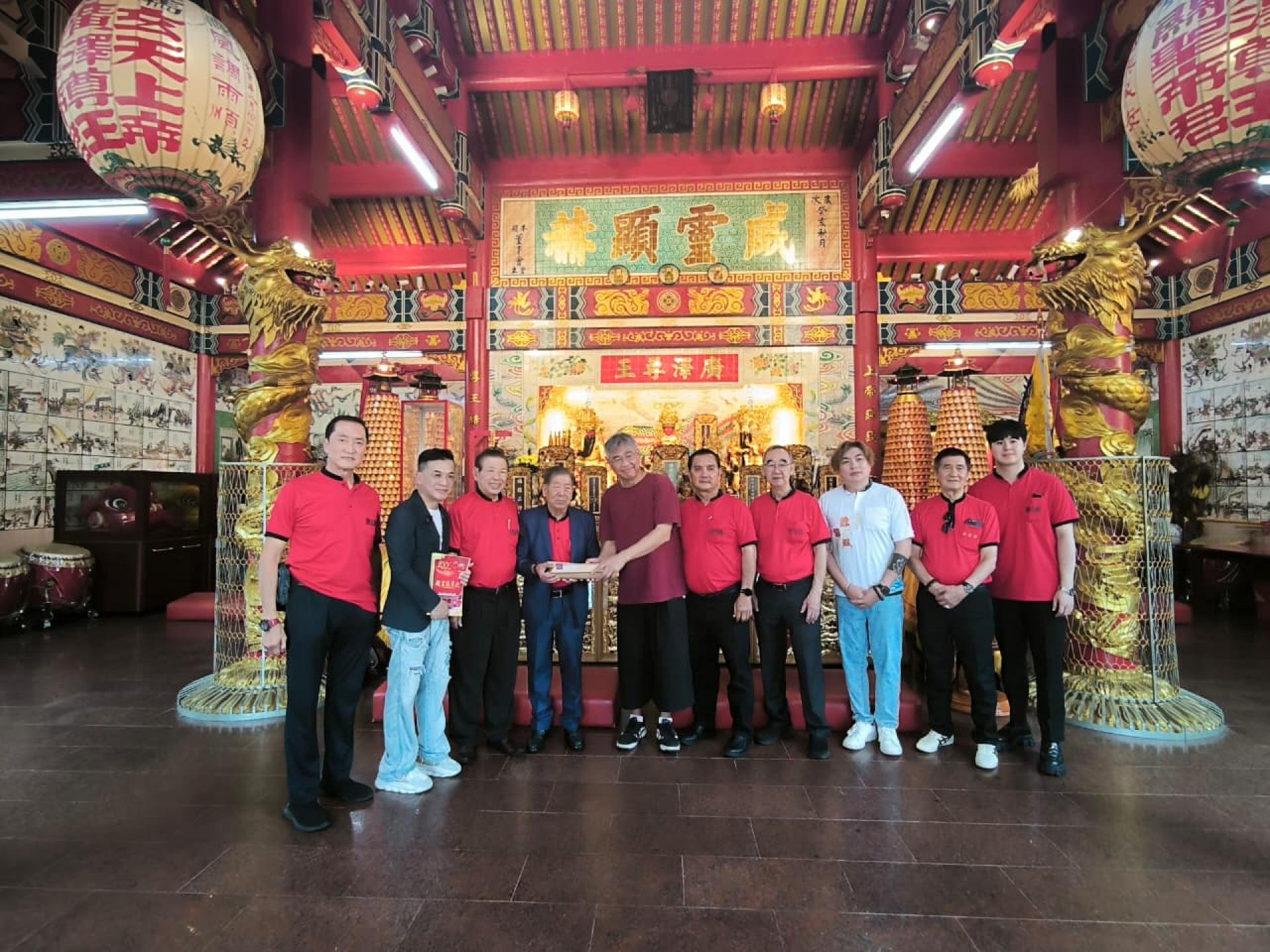 台湾公共电视台语台《台湾新眼界》制作人郑坤从赠送纪念品予李永贞