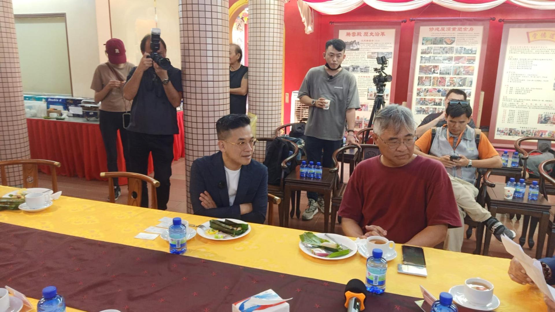 台湾公共电视台语台《台湾新眼界》节目制作人郑坤从在招待会上摄，左为节目主持人黄鹏仁