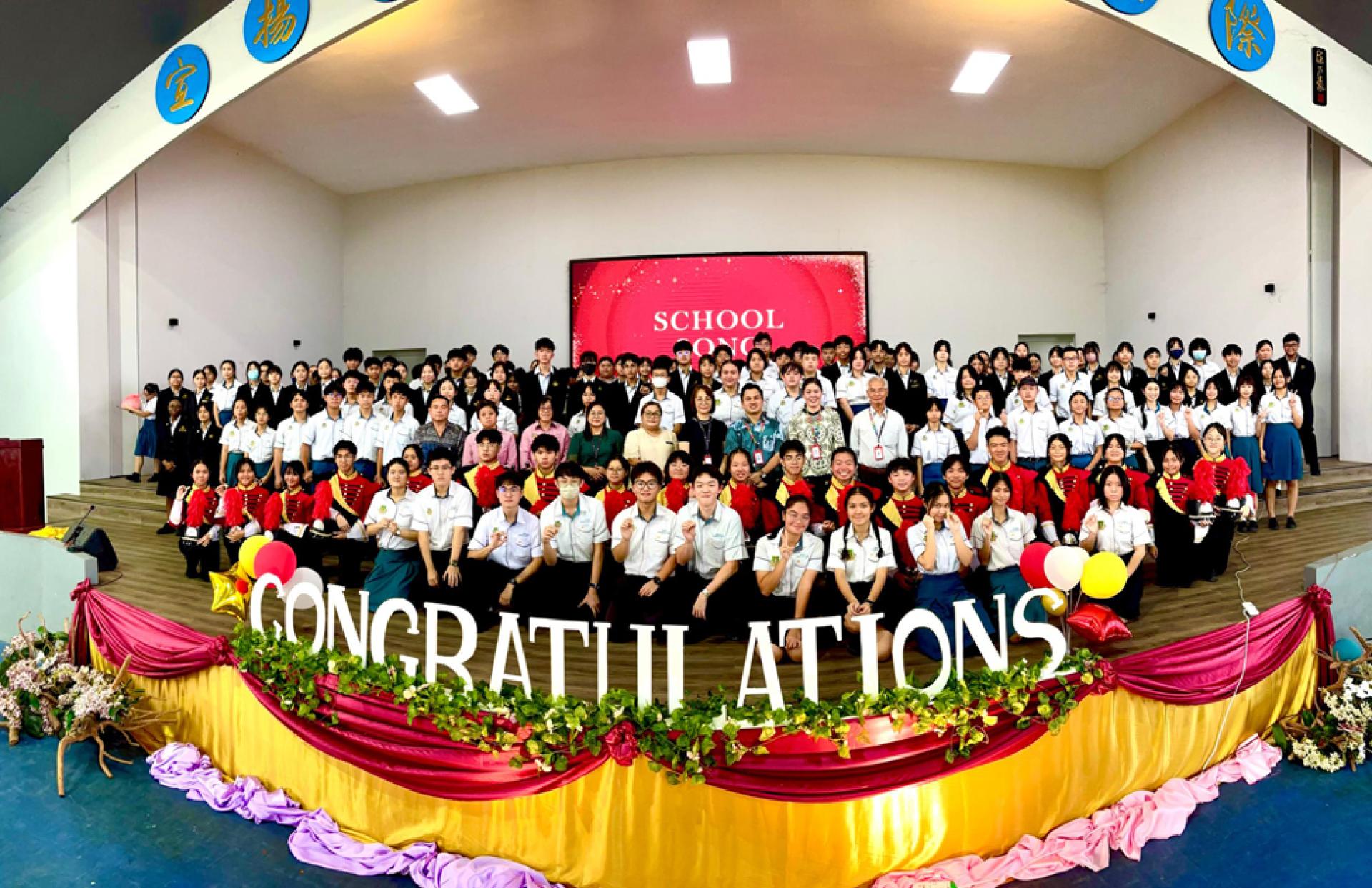 所有得奖学生与师长们大合摄。