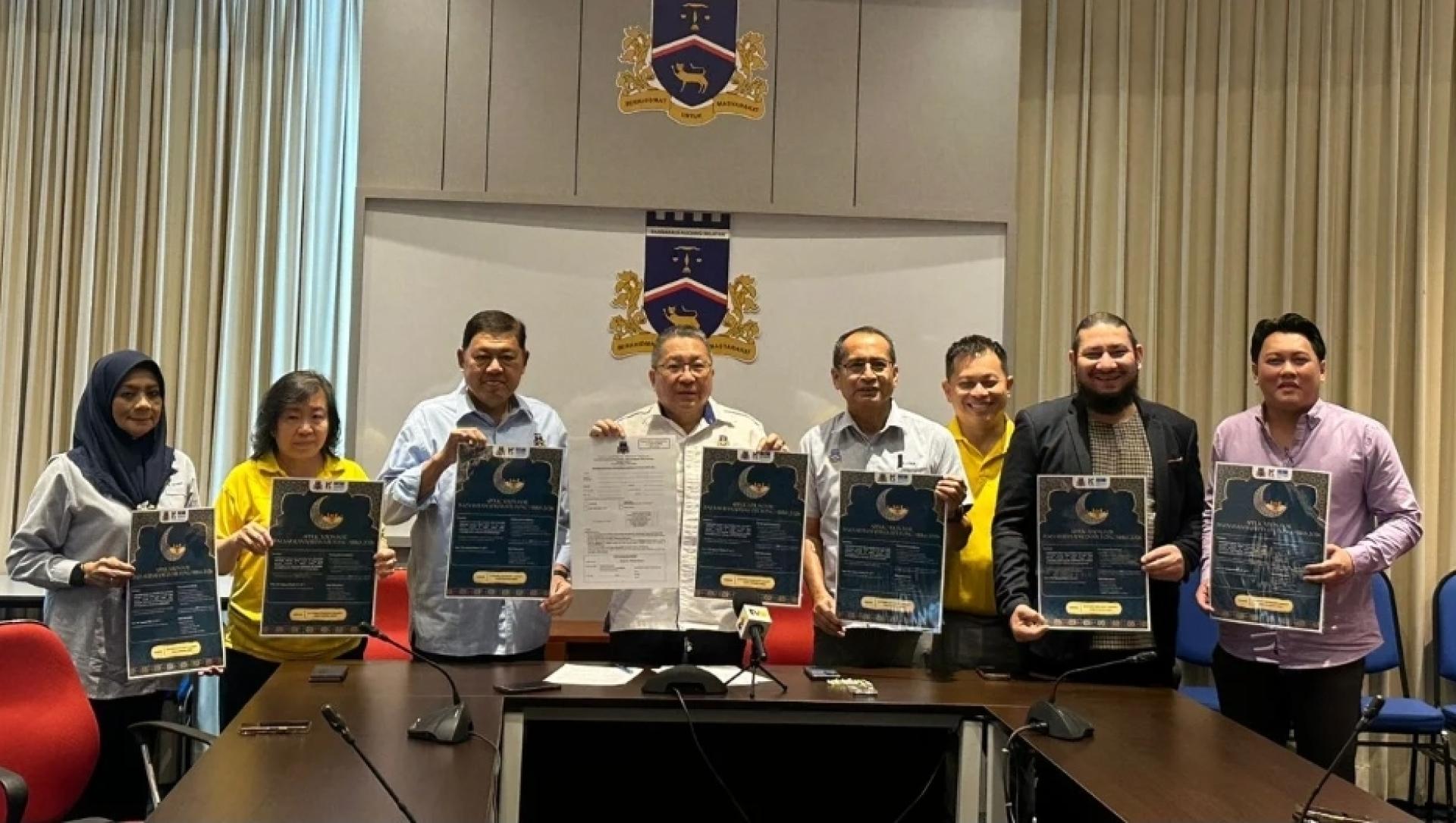 南市市长拿督黄鸿圣（左4）连同其他筹备人员展示2026年斋戒月市集海报。