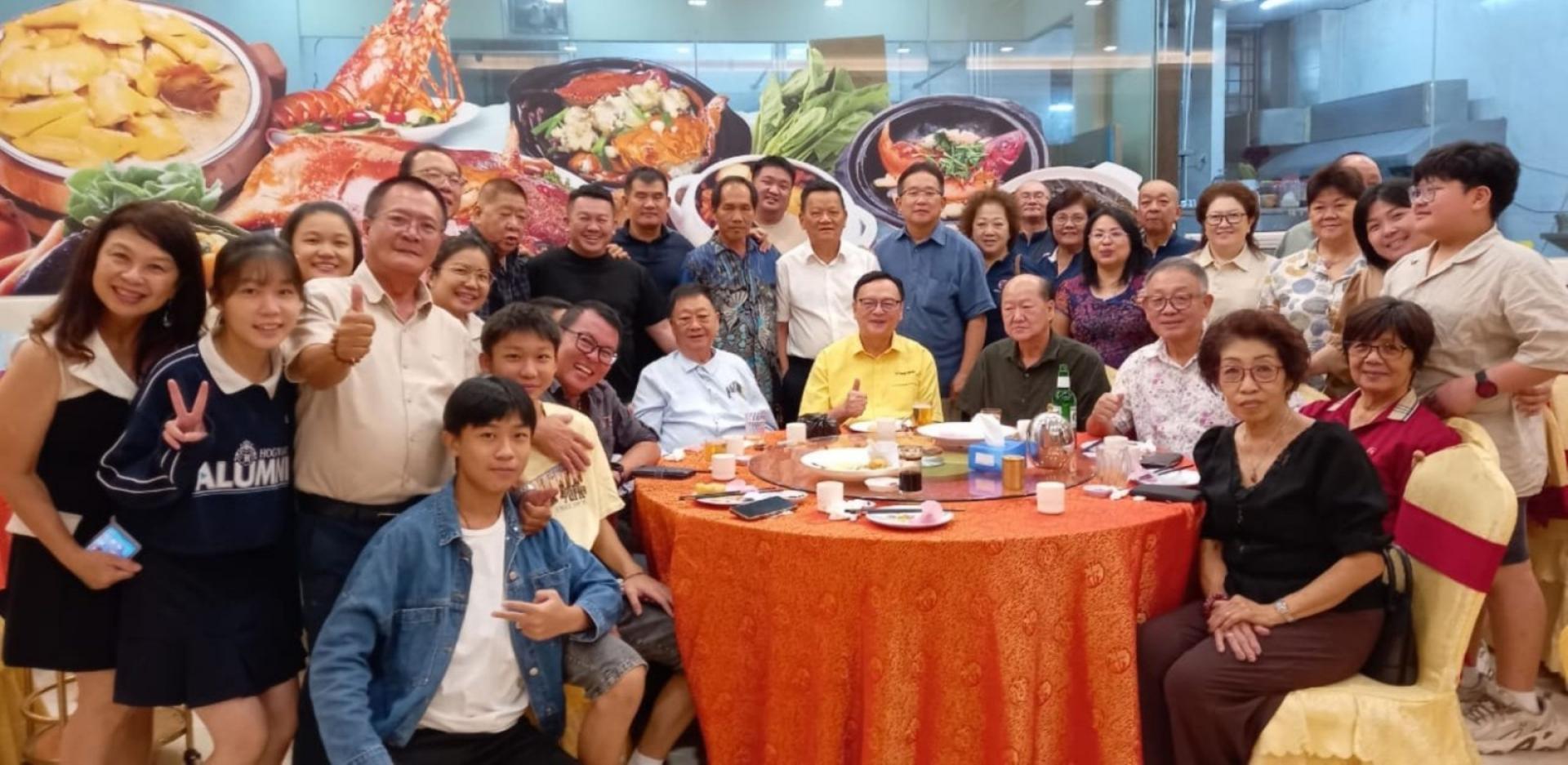 峇都吉当区立法议员拿督罗克强（前排左5起）、砂同心善堂主席黄国远、济兴善社社长陈瑞兴等人在庆宋大峰祖师千秋神诞慰劳宴上合影。