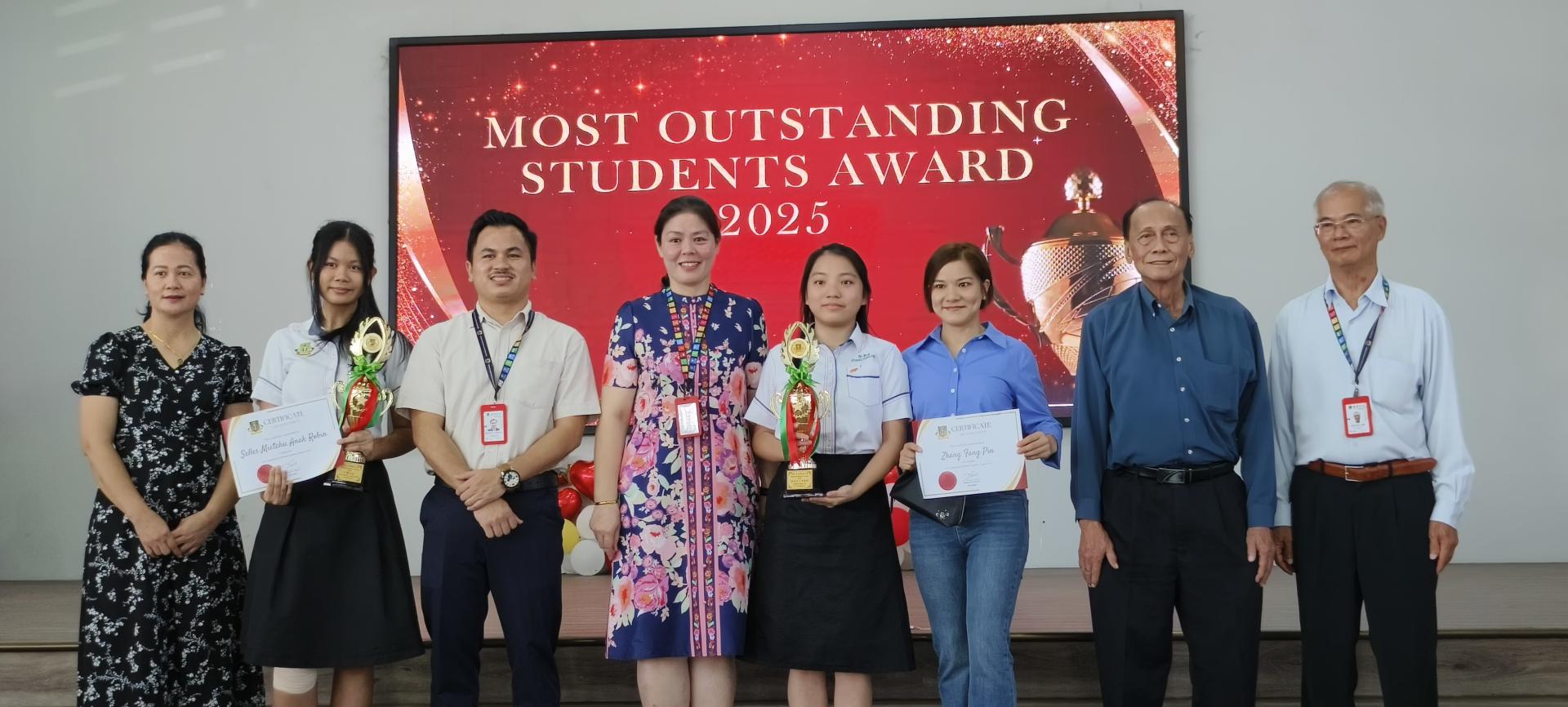 荣获“2025模范生奖”的张芳品（右4）及Selles Mietchu Anak Robin （左2）与校长江佩娟（左4）、副首席执行员刘世聪（右2），以及嘉宾们合影。