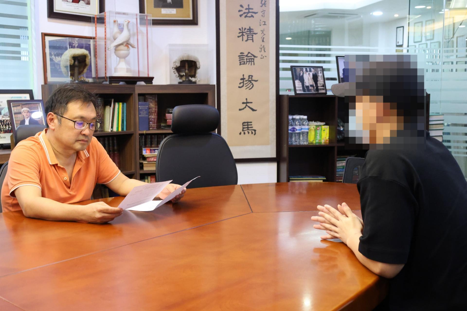 事主向张健仁（左）讲述事情的来龙去迈。