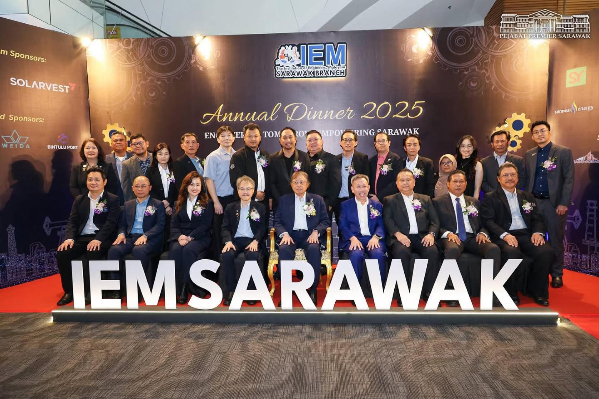 总理阿邦佐哈里（前中）与众嘉宾及该学会理事们合影。