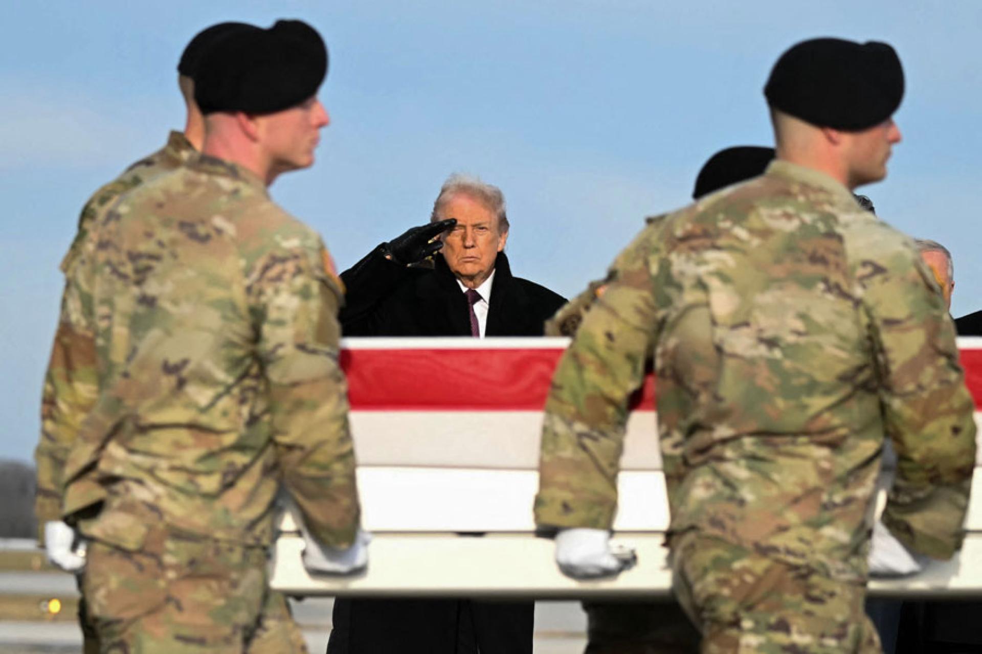 两名美军和一名翻译的遗体17日运回美国，特朗普在场敬礼。