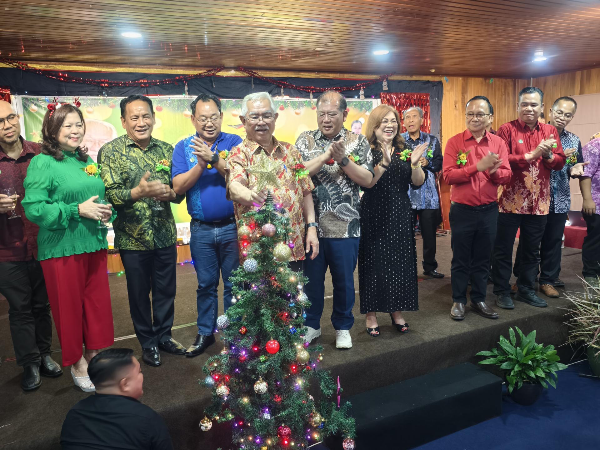 主宾砂拉越人民党主席拿督斯里约翰西基主持预庆圣诞节圣诞树放星星仪式，象征点亮希望与祝福，为活动增添浓厚节庆氛围。