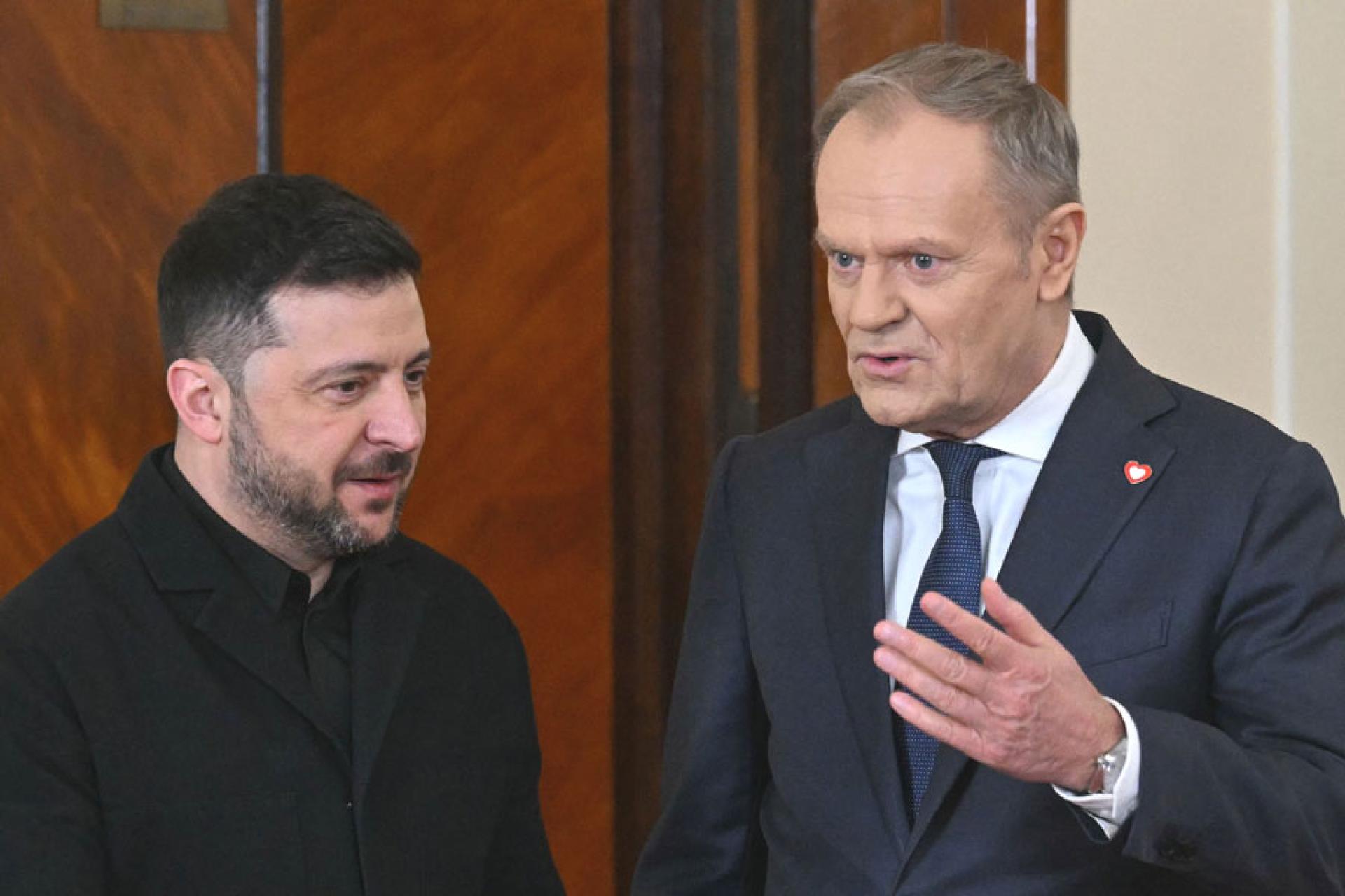 访问波兰的乌克兰总统泽连斯基（左）19日在华沙与波总理图斯克会晤。