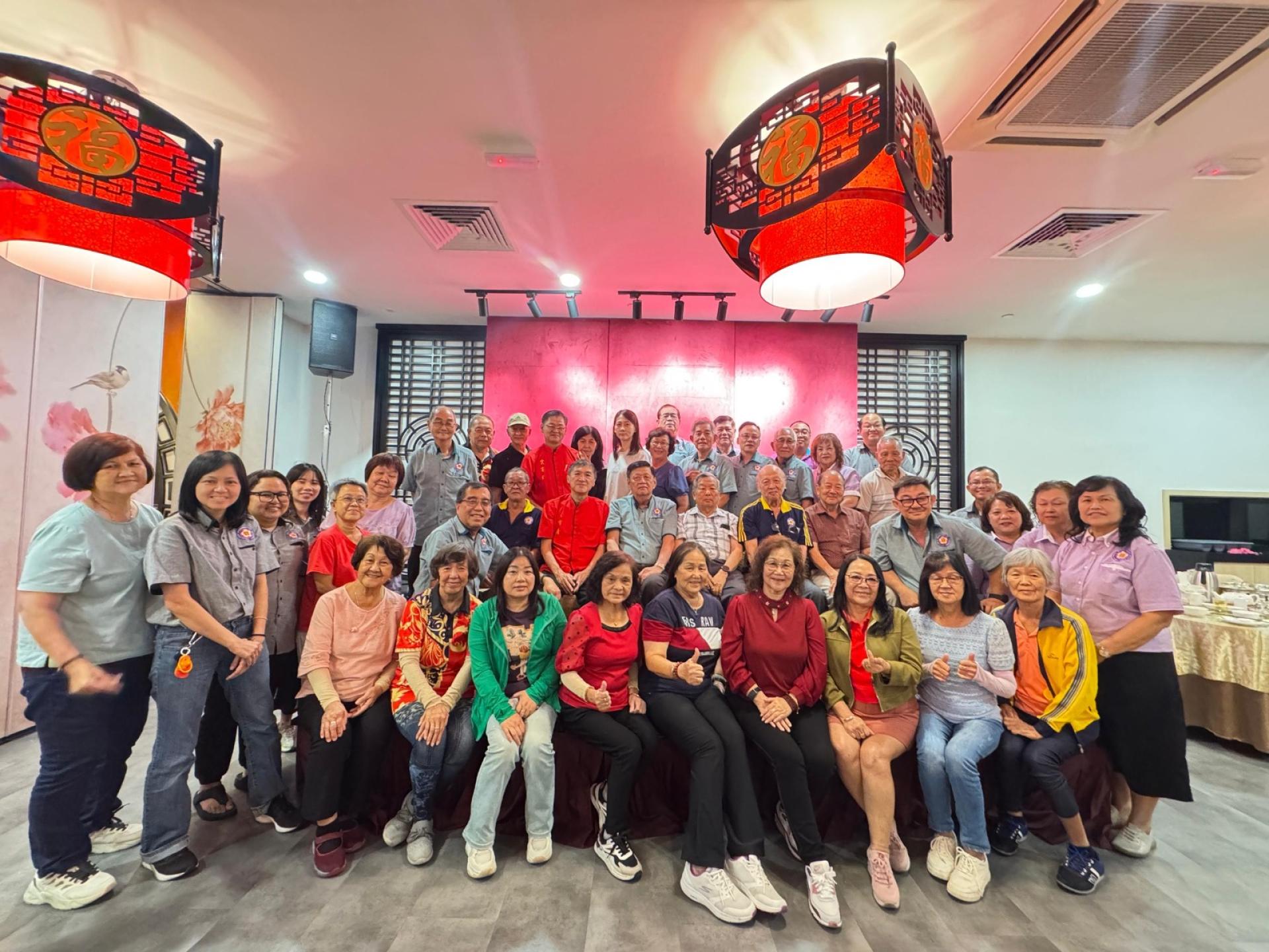 美里客家公会在富华楼设宴，接待柔佛令金客家公会及居銮客家公会交流访问团合影留念。