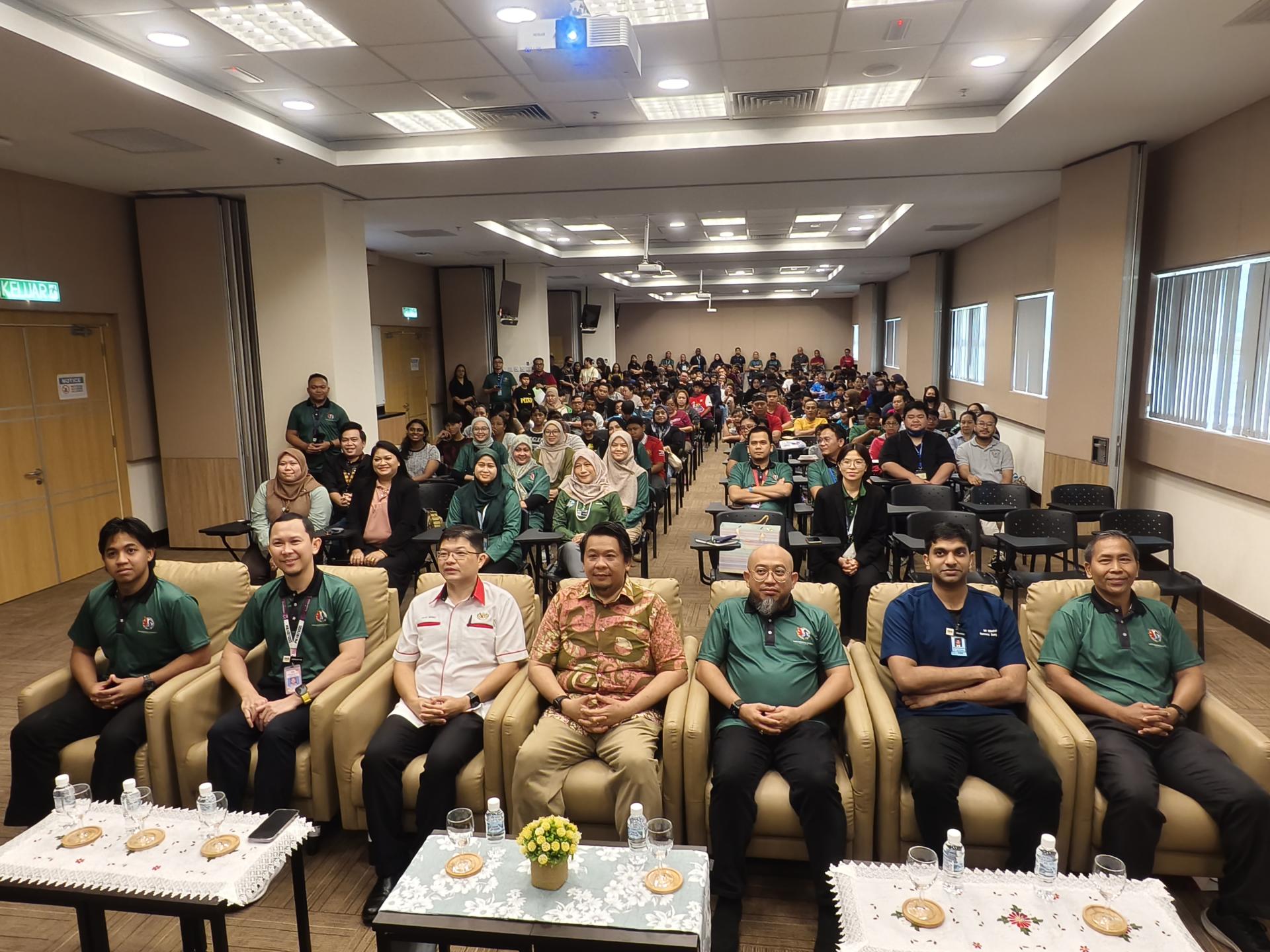 2025年度集体割礼计划启动仪式嘉宾和与会者合影。