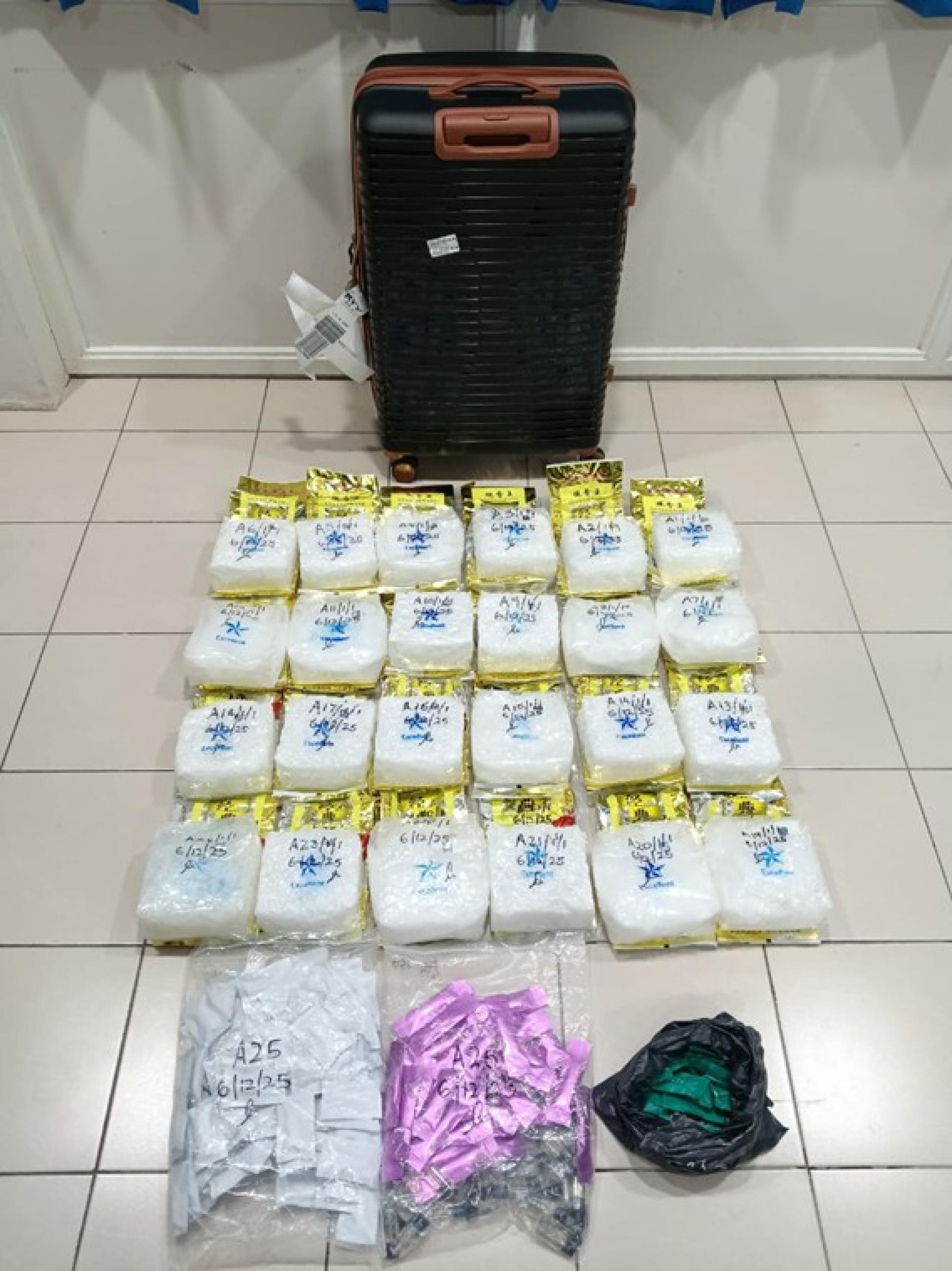 美里关税局执法组在美里机场抵达大厅查获总重2万4394克疑似冰毒及220个疑含同类毒品的电子烟液芯，估计市值达86万3108令吉。