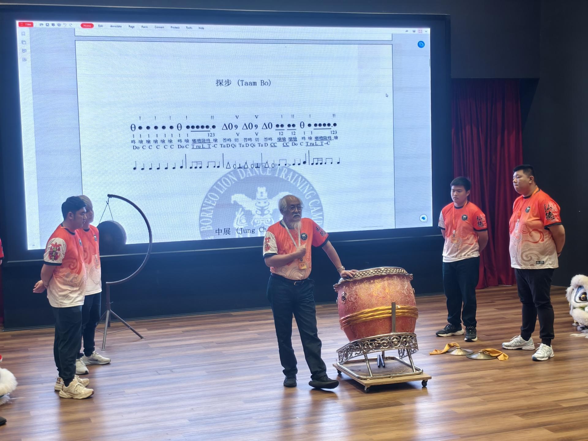 马来西亚弘德龙狮体育总会创办人萧斐弘宗师表示，舞狮的最高境界在于“人狮合一”。