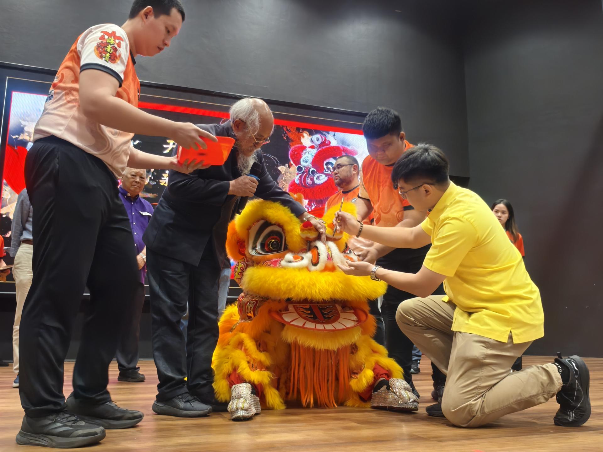主宾砂拉越副旅游部长拿督陈超耀的代表谢家洪（右）为“2025年婆罗洲狮艺研习班”主持新狮点睛开幕仪式。左2为马来西亚弘德龙狮体育总会创办人萧斐弘宗师。