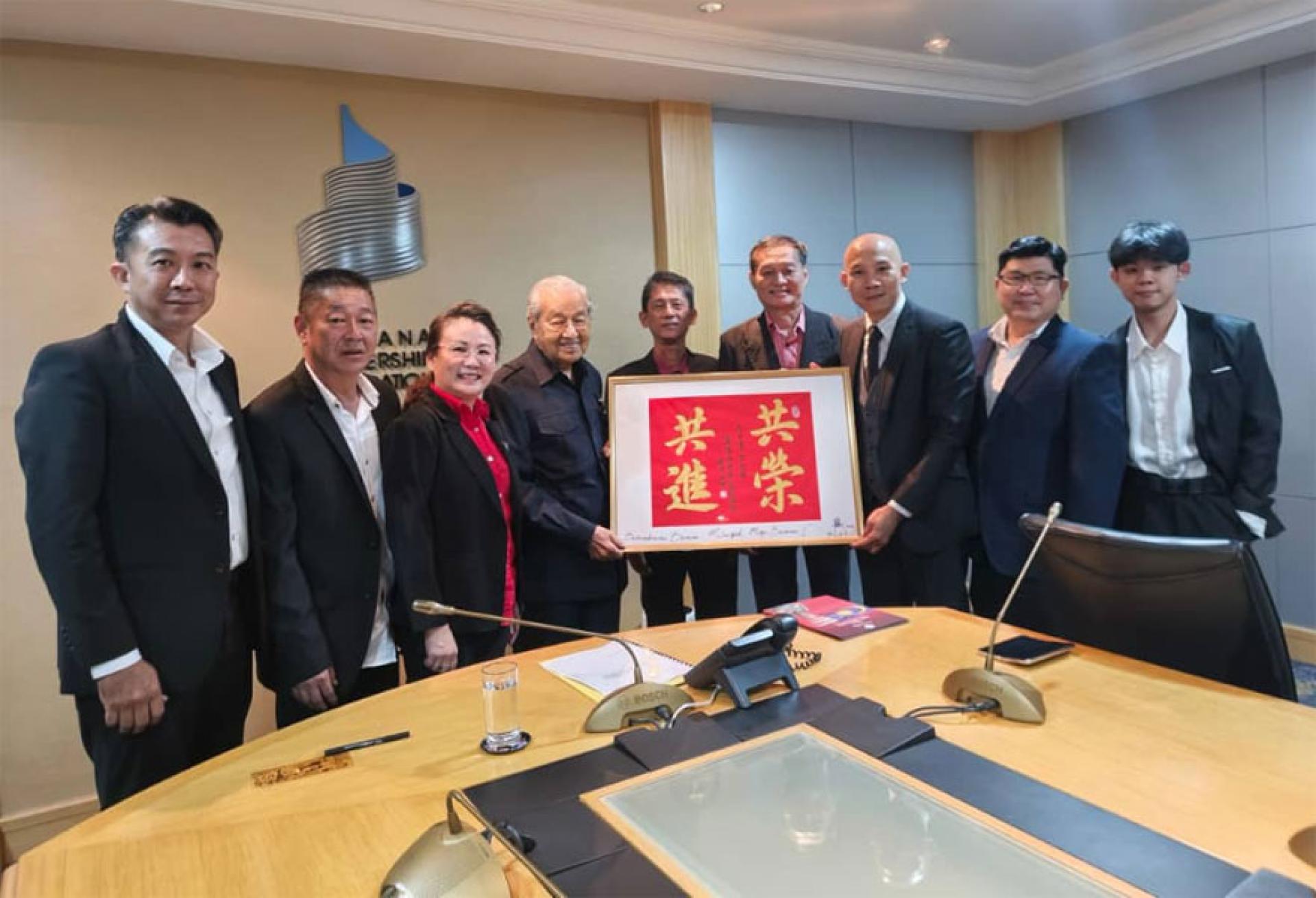 马来西亚华人团结联谊总会会见马哈迪（左4）并进行交流。左起温喻盛、黄长保、蔡佩頤、洪永在、阮玟淦、施志荣、李世强及施锦辉。