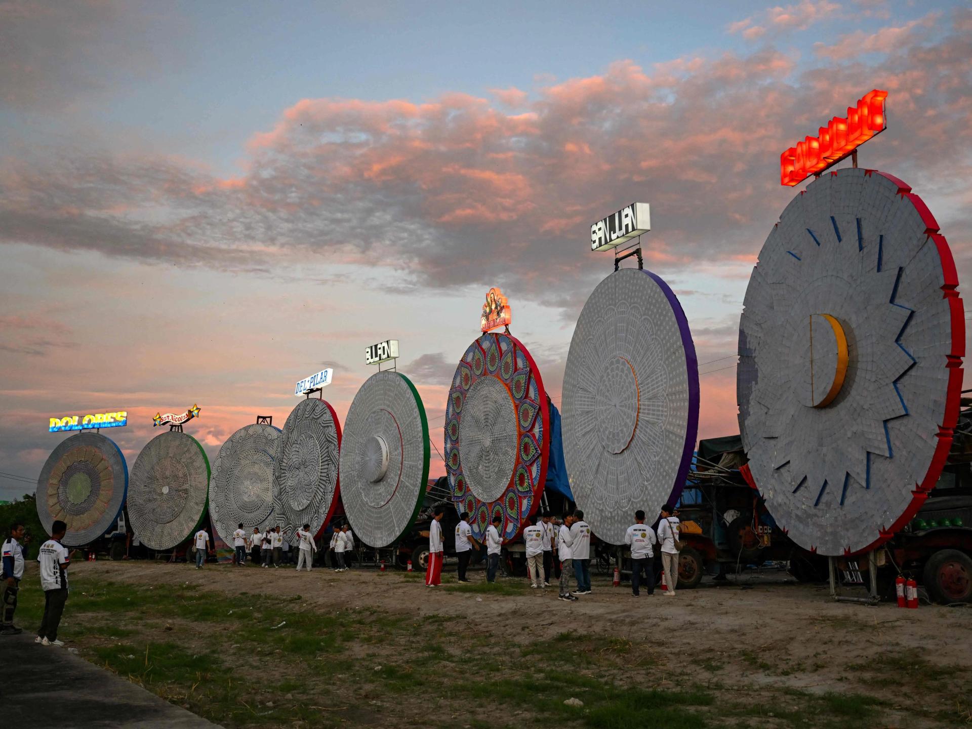 这些圆盘状大灯笼可高达六米，需时三个月手工制作，是当地年度巨型灯笼节的主角。