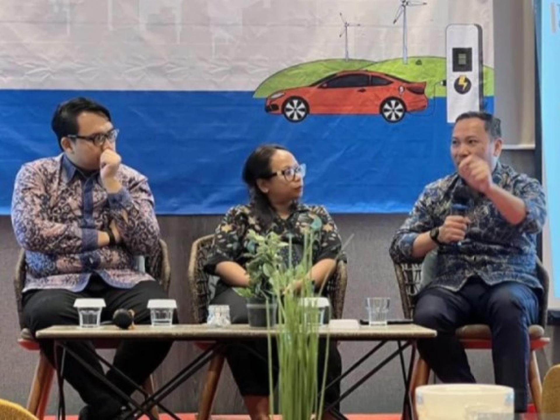 印尼基础设施与区域发展协调部基础设施及交通副手穆罕默德拉赫马特凯穆丁（右）表示，多家领先电动汽车制造商，将在印尼生产电动车，以规避进口关税。