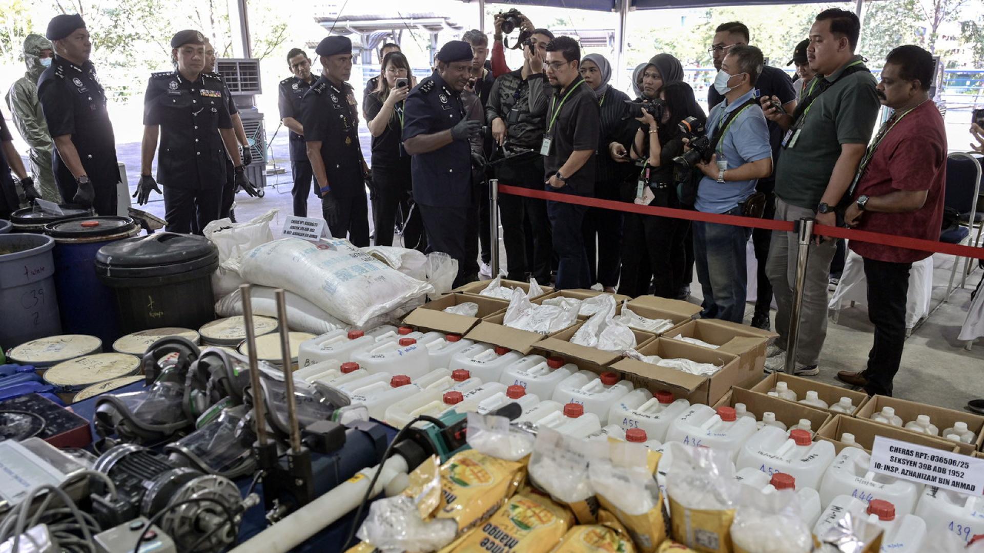 胡申（前左4）向媒体讲解警方起获总值约15亿3000万令吉的各类毒品。