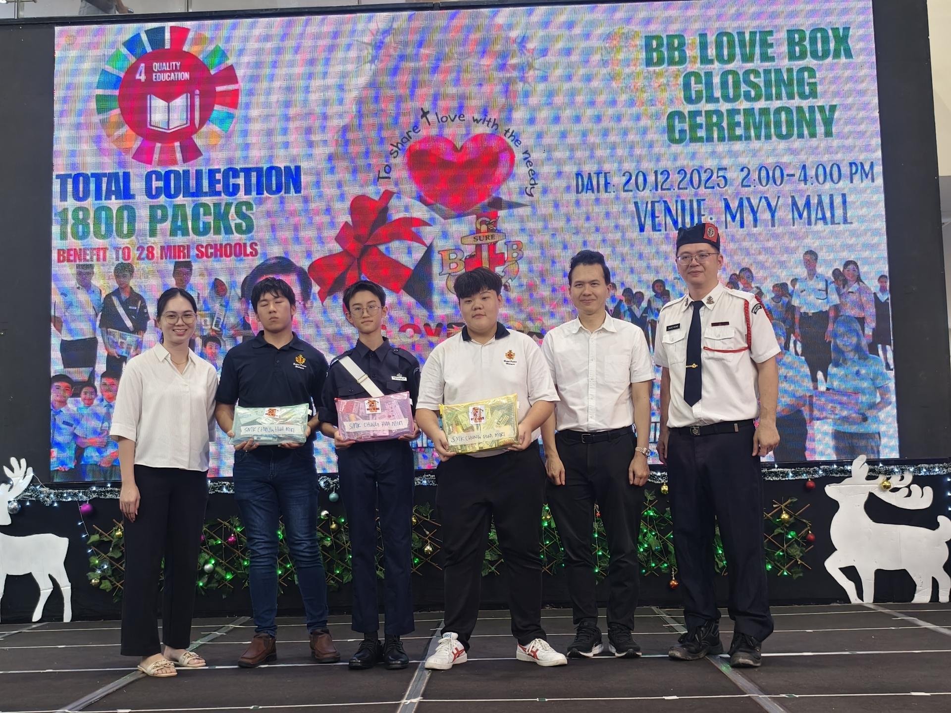 拿督刘士源（右2）移交爱心礼盒给美里中华中学受惠者合影。