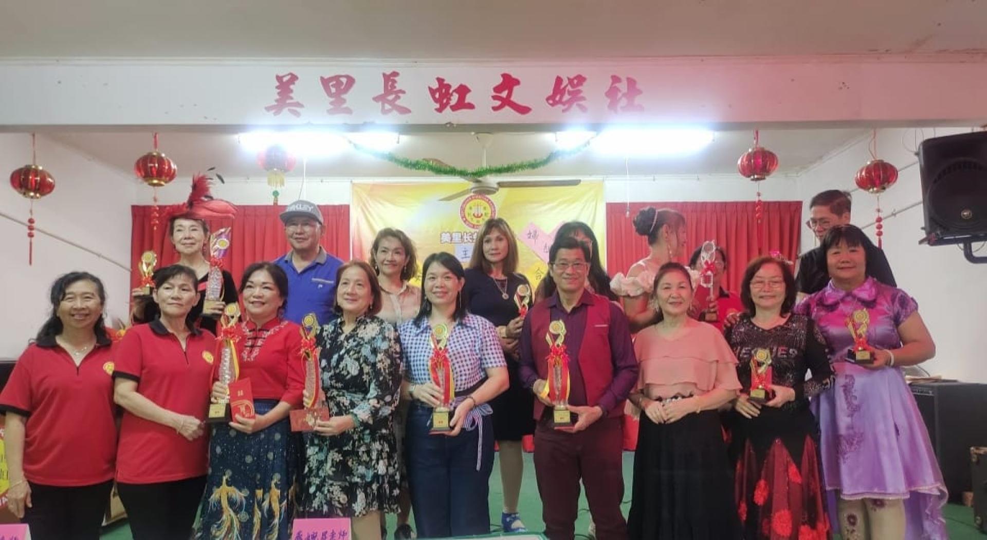 “冬季执委混合华语歌曲赛”得奖者合影。