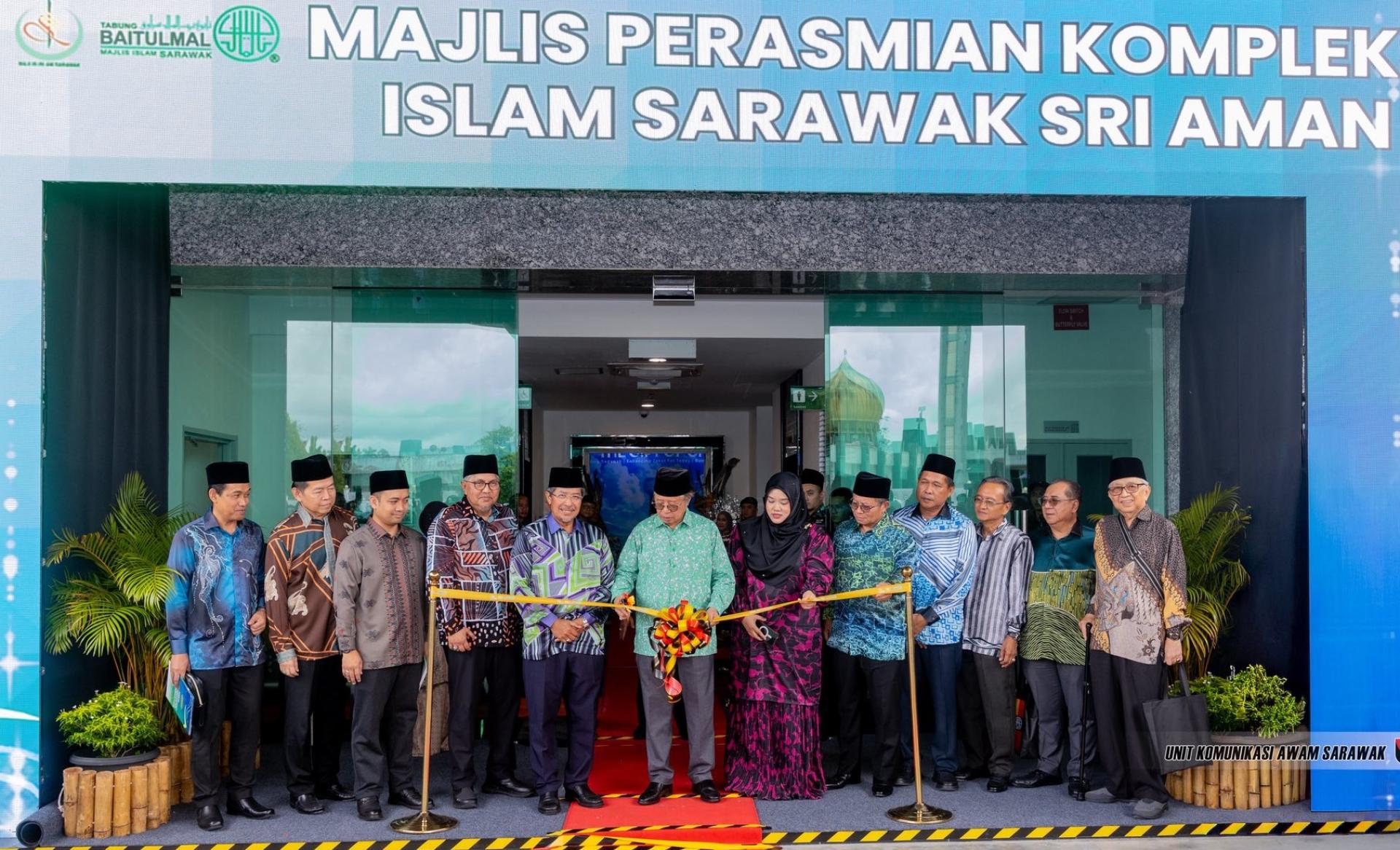 砂总理阿邦佐哈里（中）为斯里阿曼伊斯兰中心主持开幕。