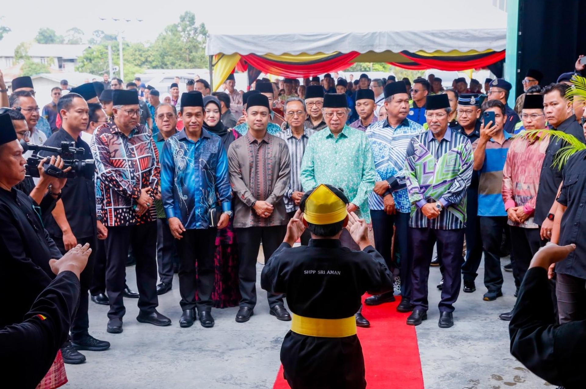 砂总理阿邦佐哈里抵达后，欣赏传统武术表演。