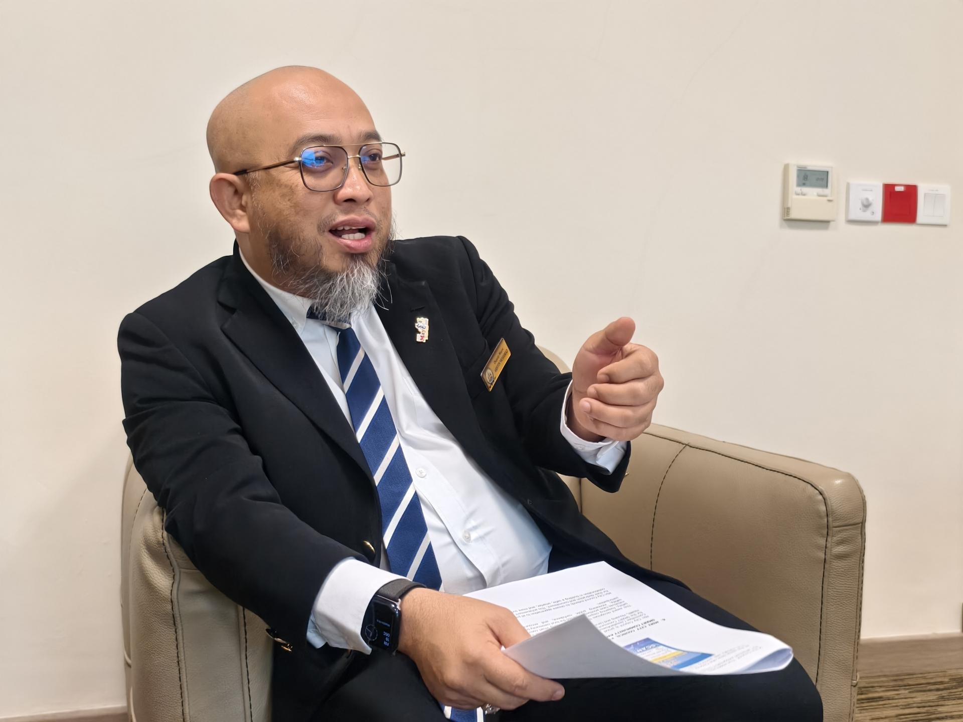 副美里市长阿里芬表示，美里市政局预计明年将采取更积极的执法行动，加强检查与取缔无执照经营。