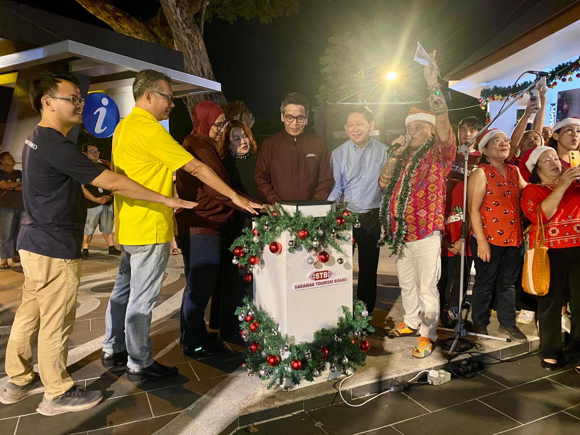 砂拉越旅游局主席拿督丹尼斯敖（左5）为圣诞市集主持圣诞树亮灯仪式。