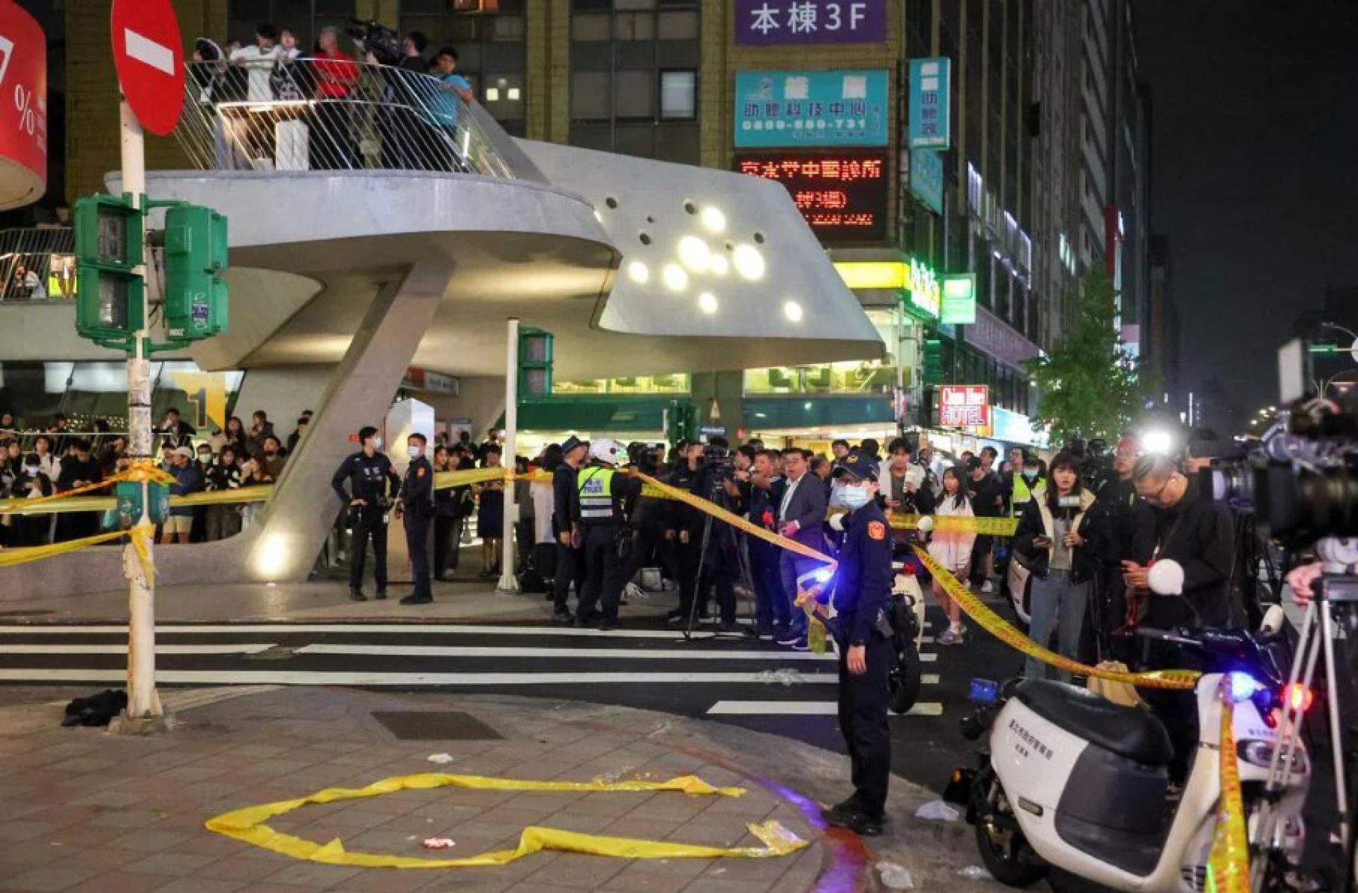 台北捷运星期五（12月19日）傍晚发生袭击事件，一名男子在台北车站出口处丢掷烟雾弹，并刺伤一名尝试阻拦他施袭的男子。