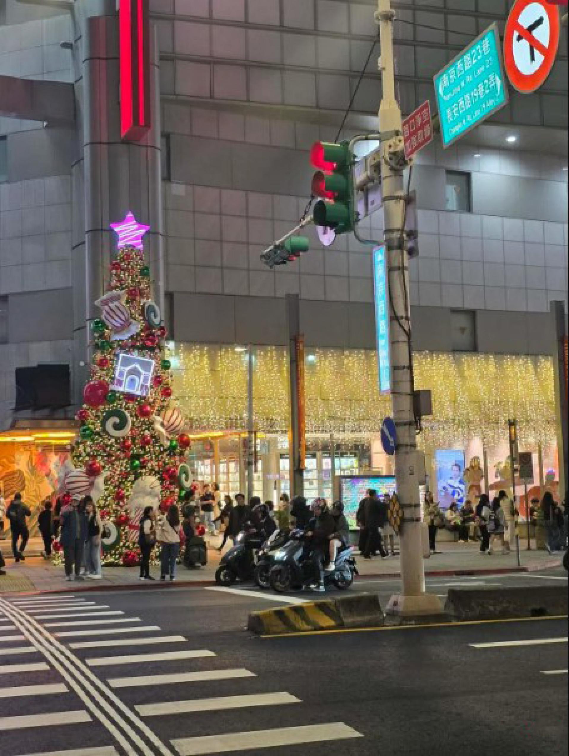 人在台北探亲的新加坡公务员陈菡思，在台北中山捷运站发生袭击事件时人在现场，她和人群一起从诚品书局逃生，惊吓一场。图为她在事发前星期五傍晚6时32分左右，拍摄的诚品南西店附近街景，距离她从书店仓促离开不到10分钟。
