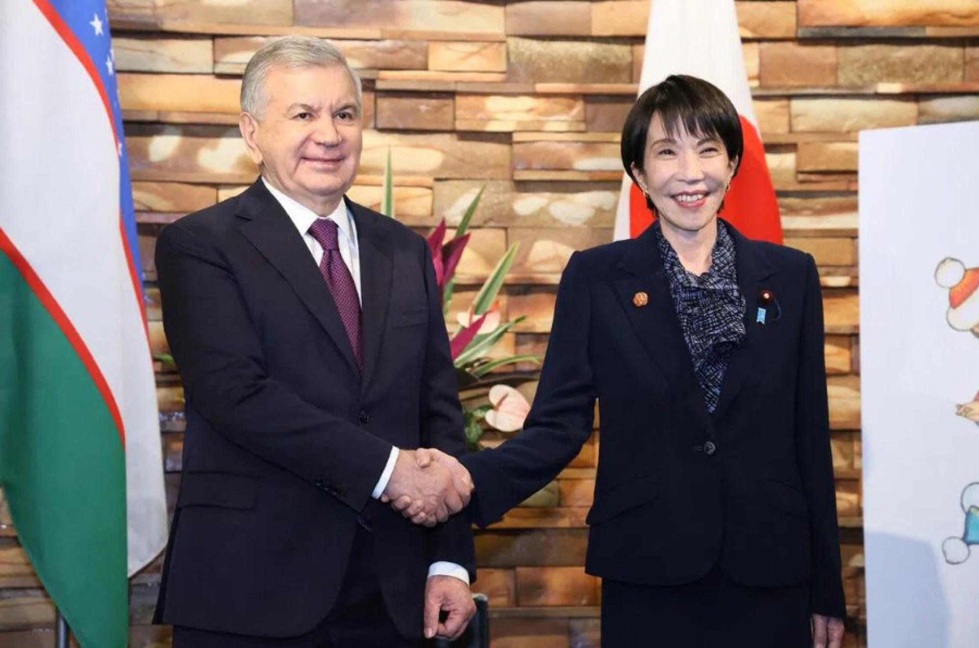 日本首相高市早苗（右）星期六（12月20日）在东京会见中亚五国领导人。图为她与乌兹别克斯坦总统米尔济约耶夫（左）握手。