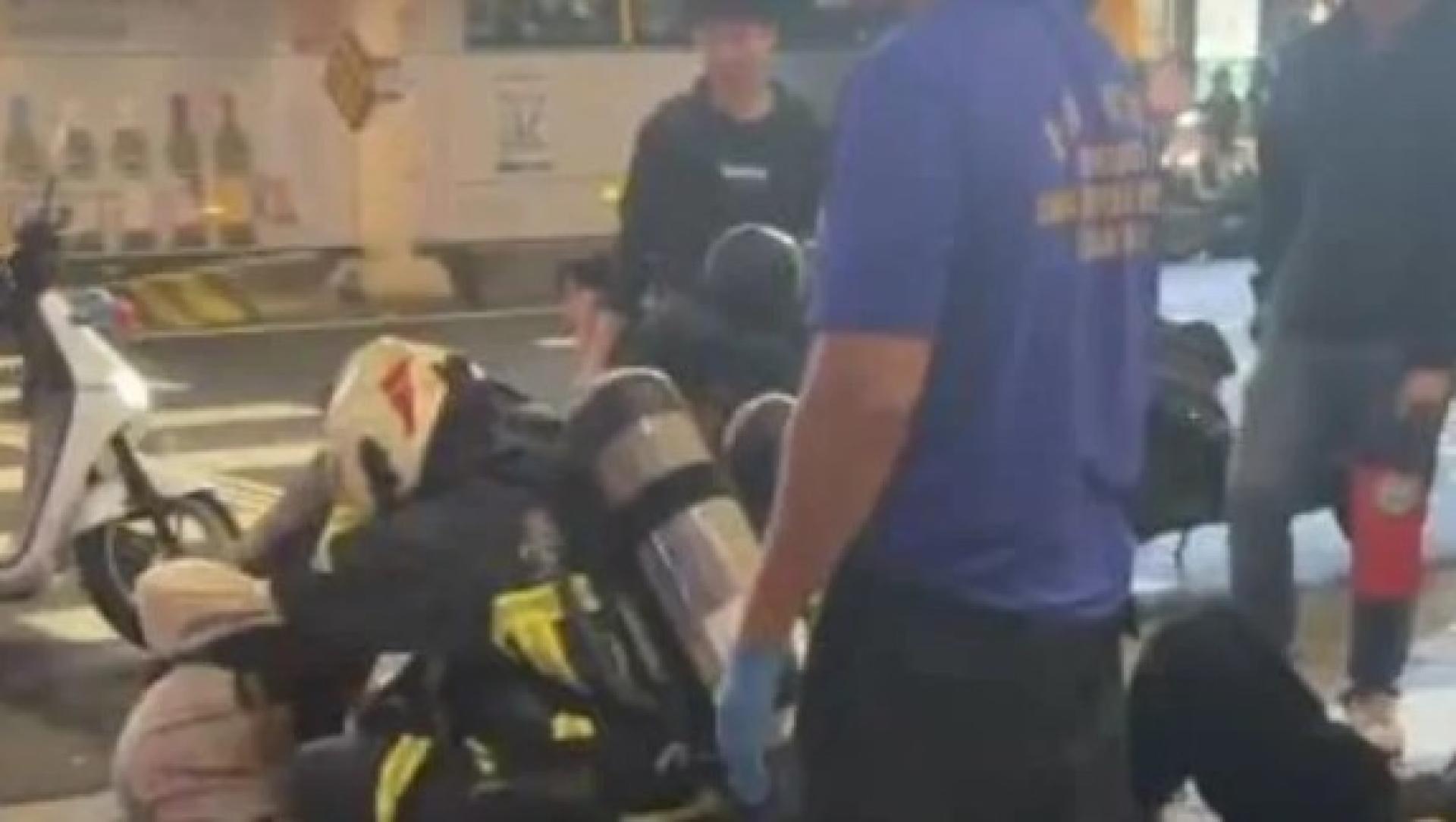 王男遭张文刺伤后准备送医。