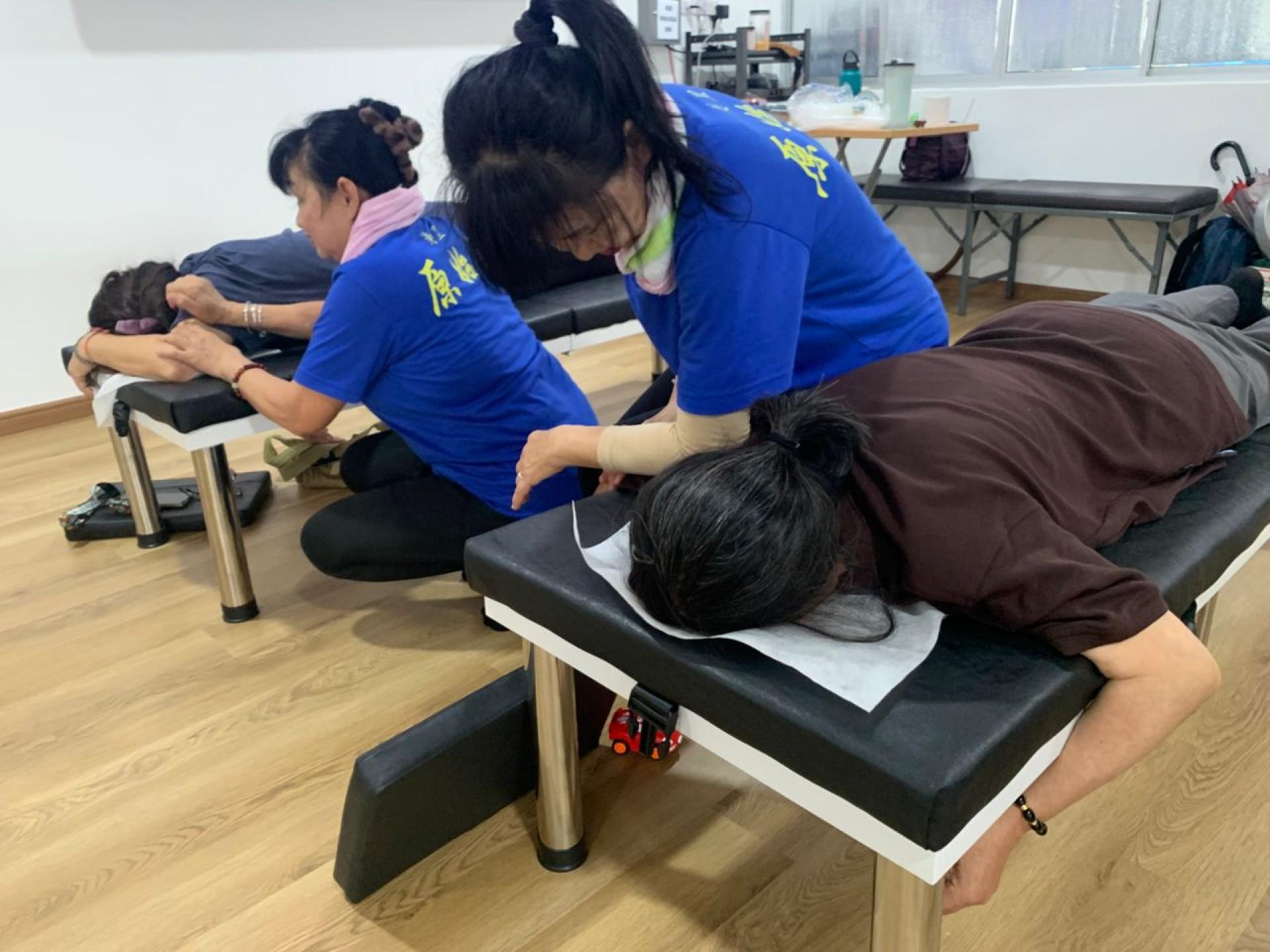 原始点是找出身体失衡的根本原因，透过简单手法与温热方式，协助身体自我修复。