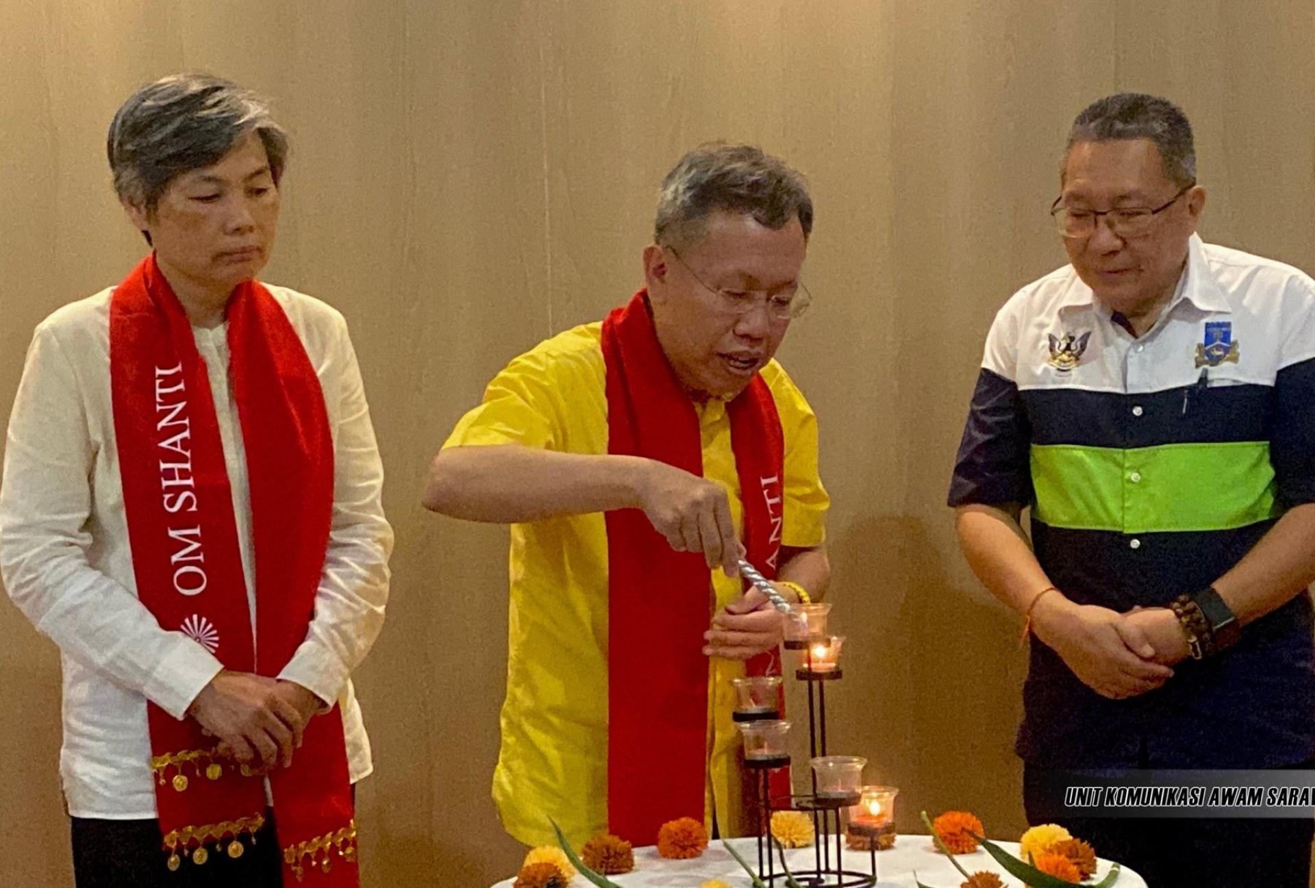 拿督阿玛沈桂贤（中）为活动主持仪式。