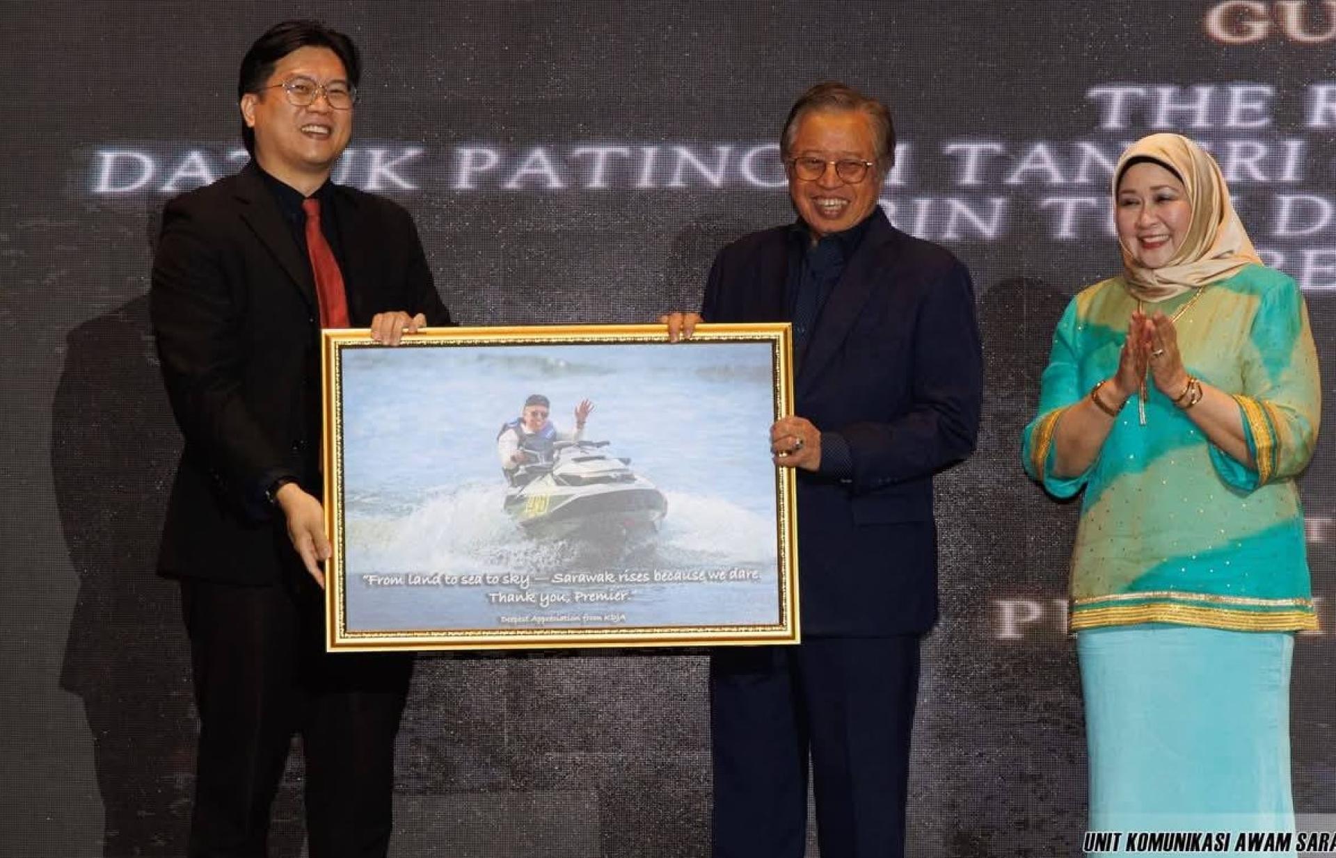 古晋省新闻从业员协会主席张德伟（左）赠送纪念品给颁奖礼主宾拿督巴丁宜丹斯里阿邦佐哈里。