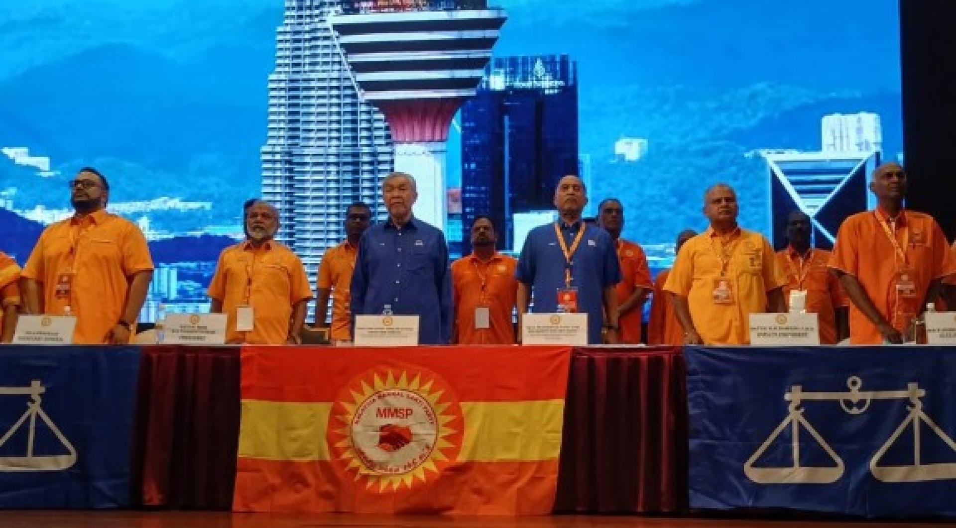 阿末扎希（右4）在国阵总秘书拿督斯里赞比里（右3）及大马人民力量党主席丹能德兰（左2）等的陪同为大马人民力量党大会主持开幕。