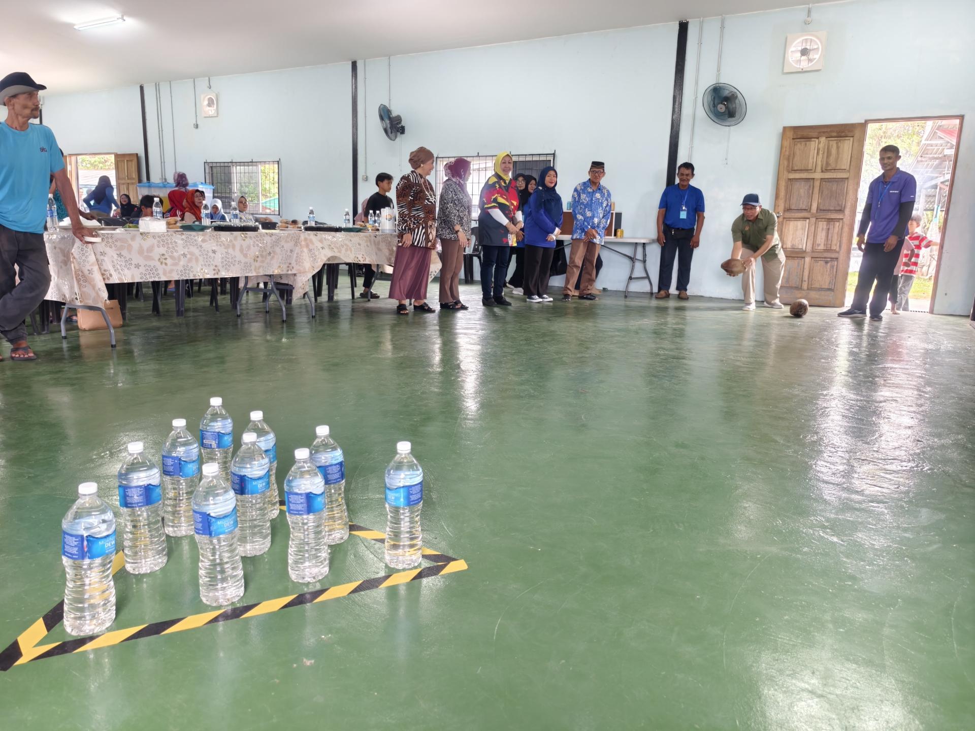 砂拉越交通部长兼史纳汀区州议员拿督斯里李景胜的代表本曼查Ujut为甘榜巴杜沙都2025年度体育嘉年华主持“掷椰子保龄球”开幕仪式。